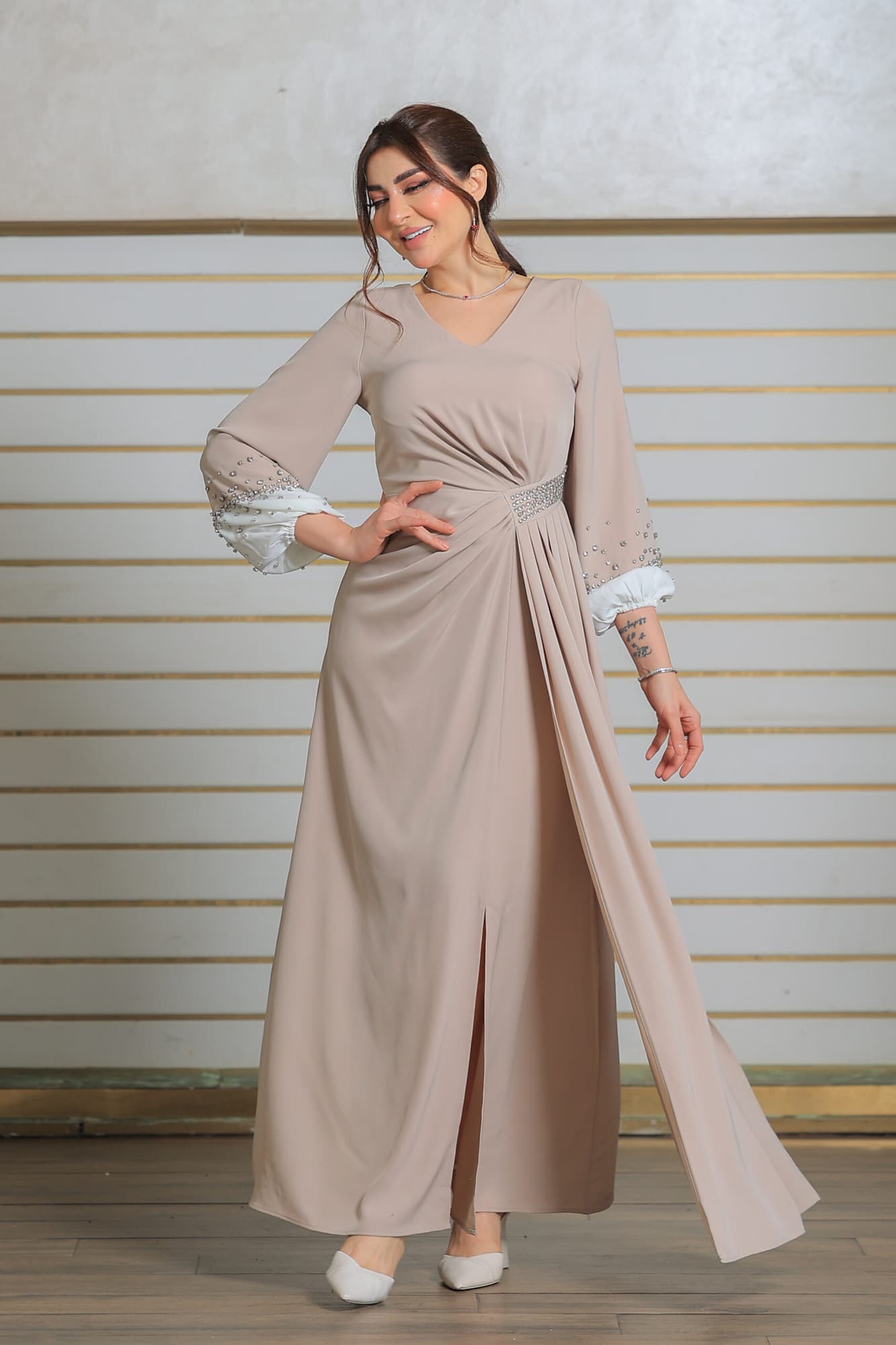 فستان طويل وأنيق يتميز بتصميم راقٍ وجذاب