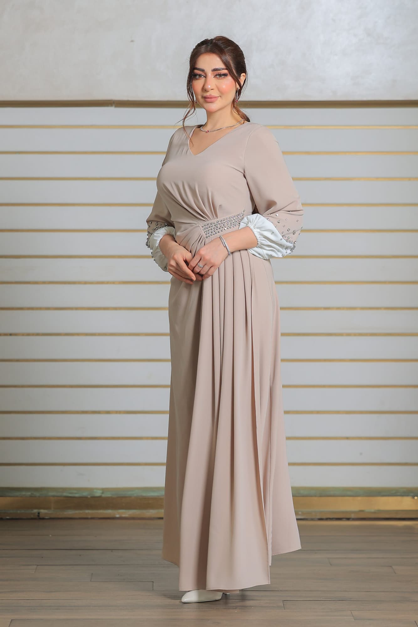 فستان طويل وأنيق يتميز بتصميم راقٍ وجذاب