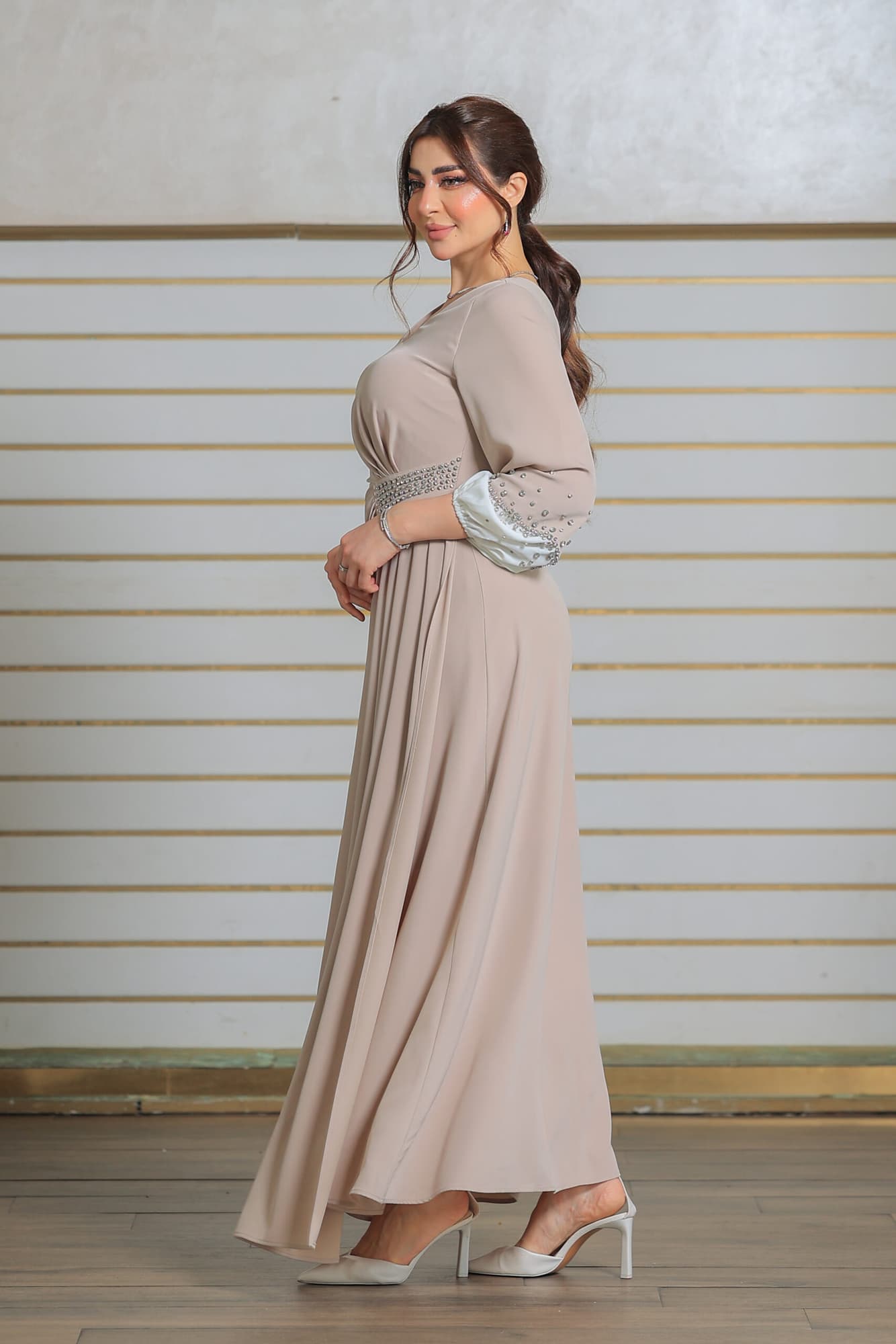 فستان طويل وأنيق يتميز بتصميم راقٍ وجذاب