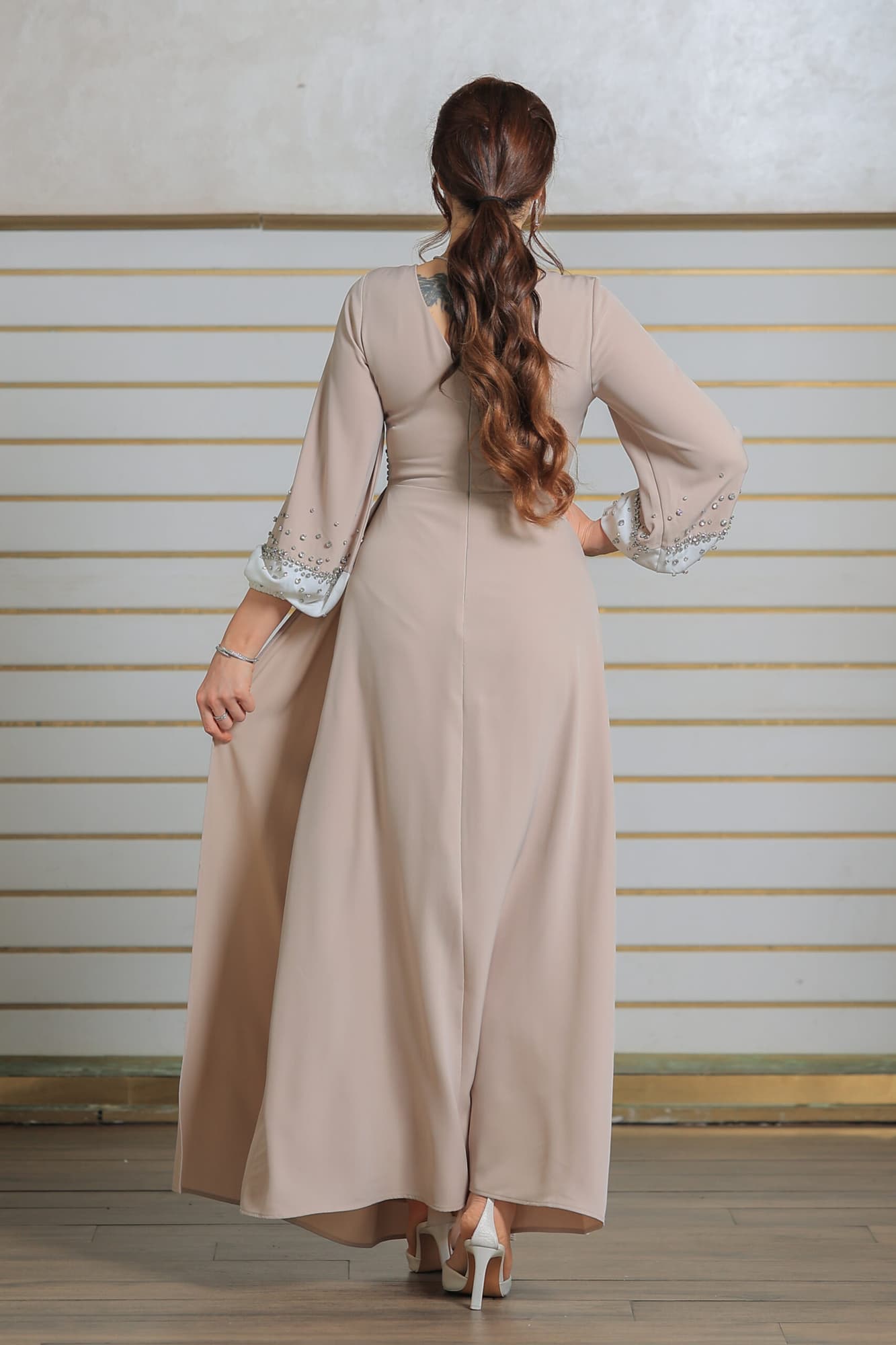 فستان طويل وأنيق يتميز بتصميم راقٍ وجذاب