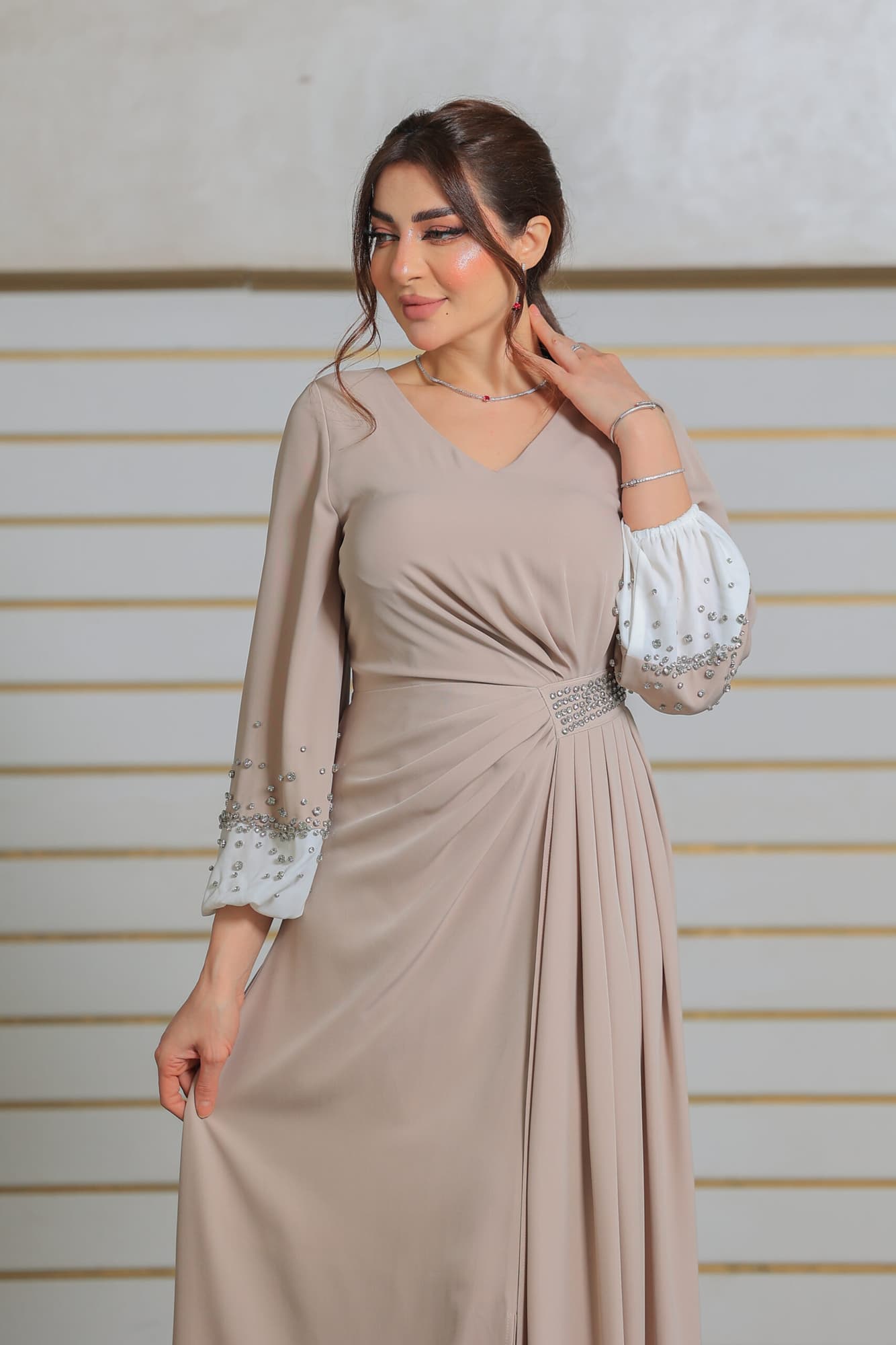 فستان طويل وأنيق يتميز بتصميم راقٍ وجذاب