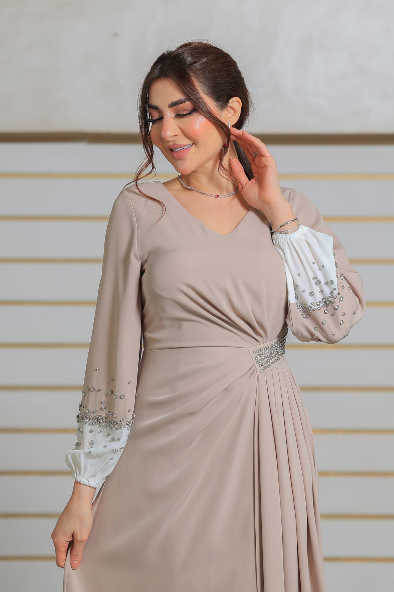 فستان طويل وأنيق يتميز بتصميم راقٍ وجذاب