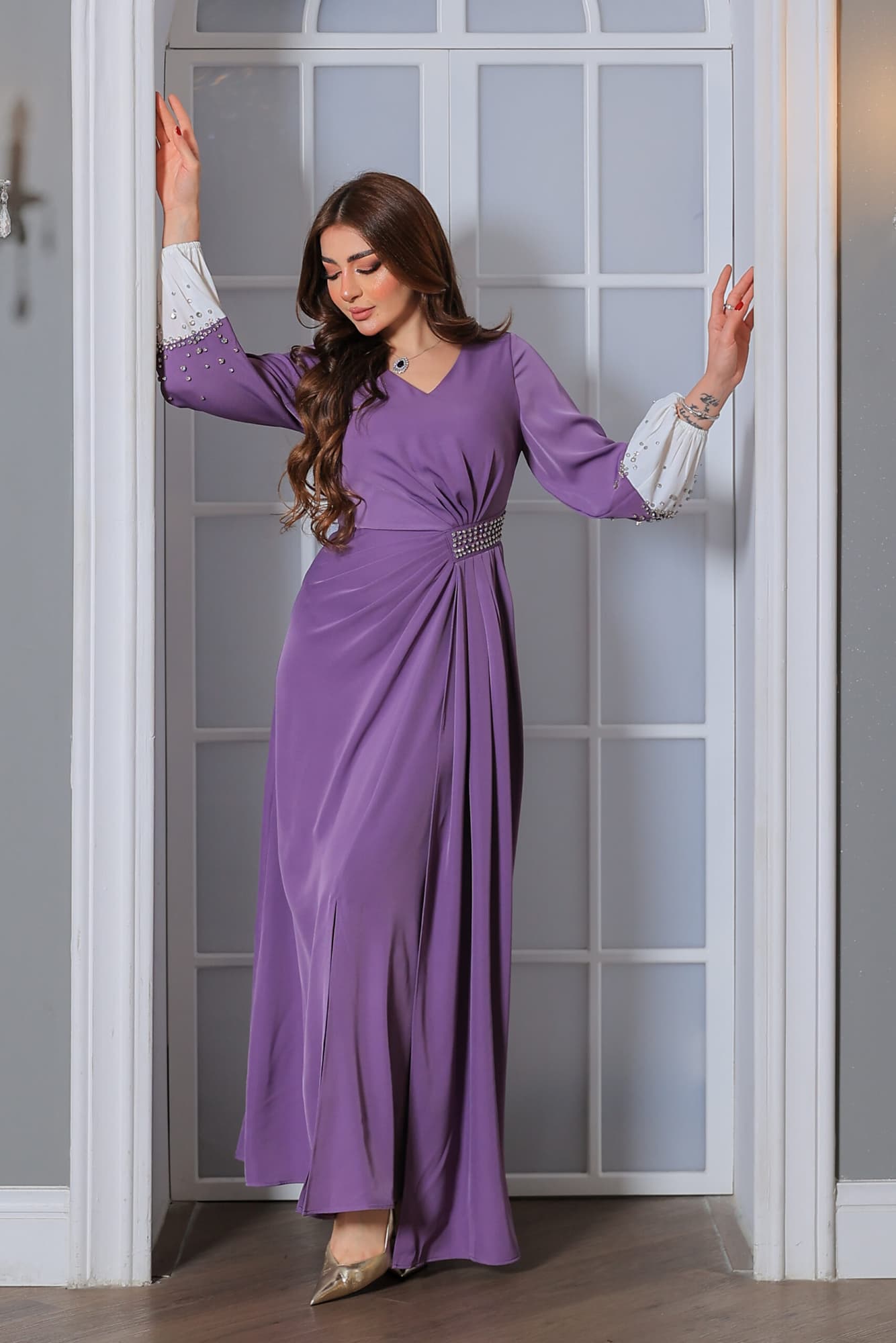 فستان طويل وأنيق يتميز بتصميم راقٍ وجذاب