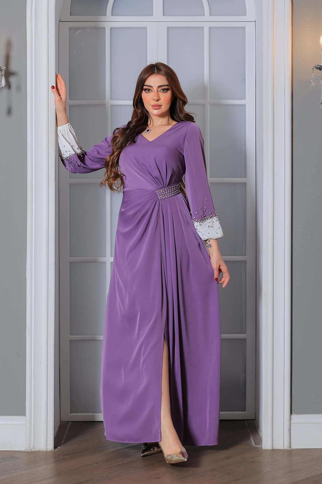 فستان طويل وأنيق يتميز بتصميم راقٍ وجذاب