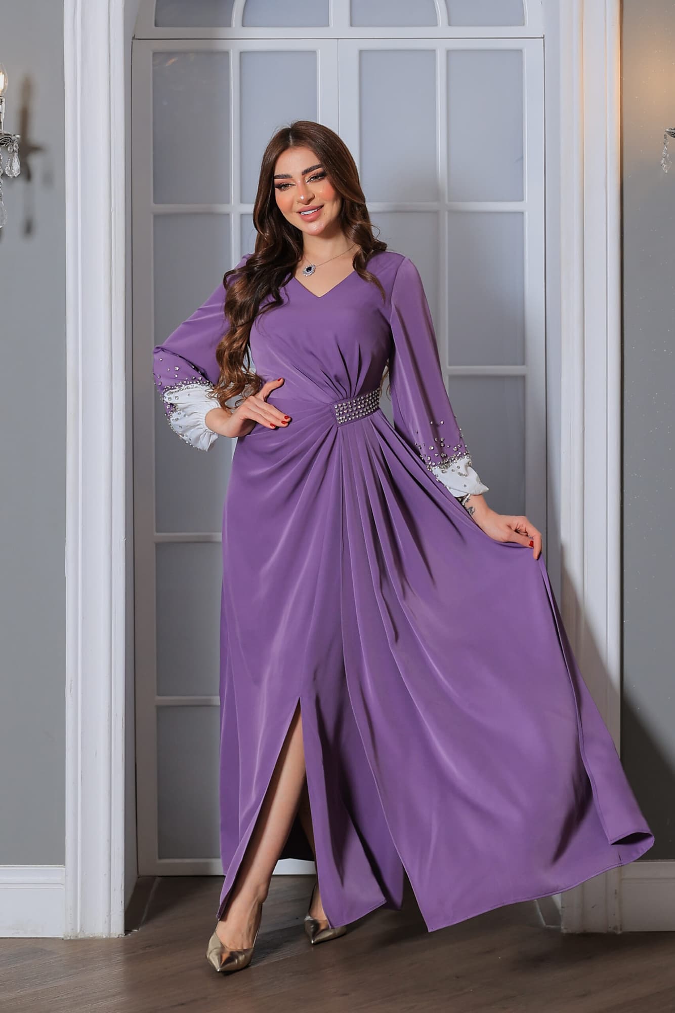 فستان طويل وأنيق يتميز بتصميم راقٍ وجذاب