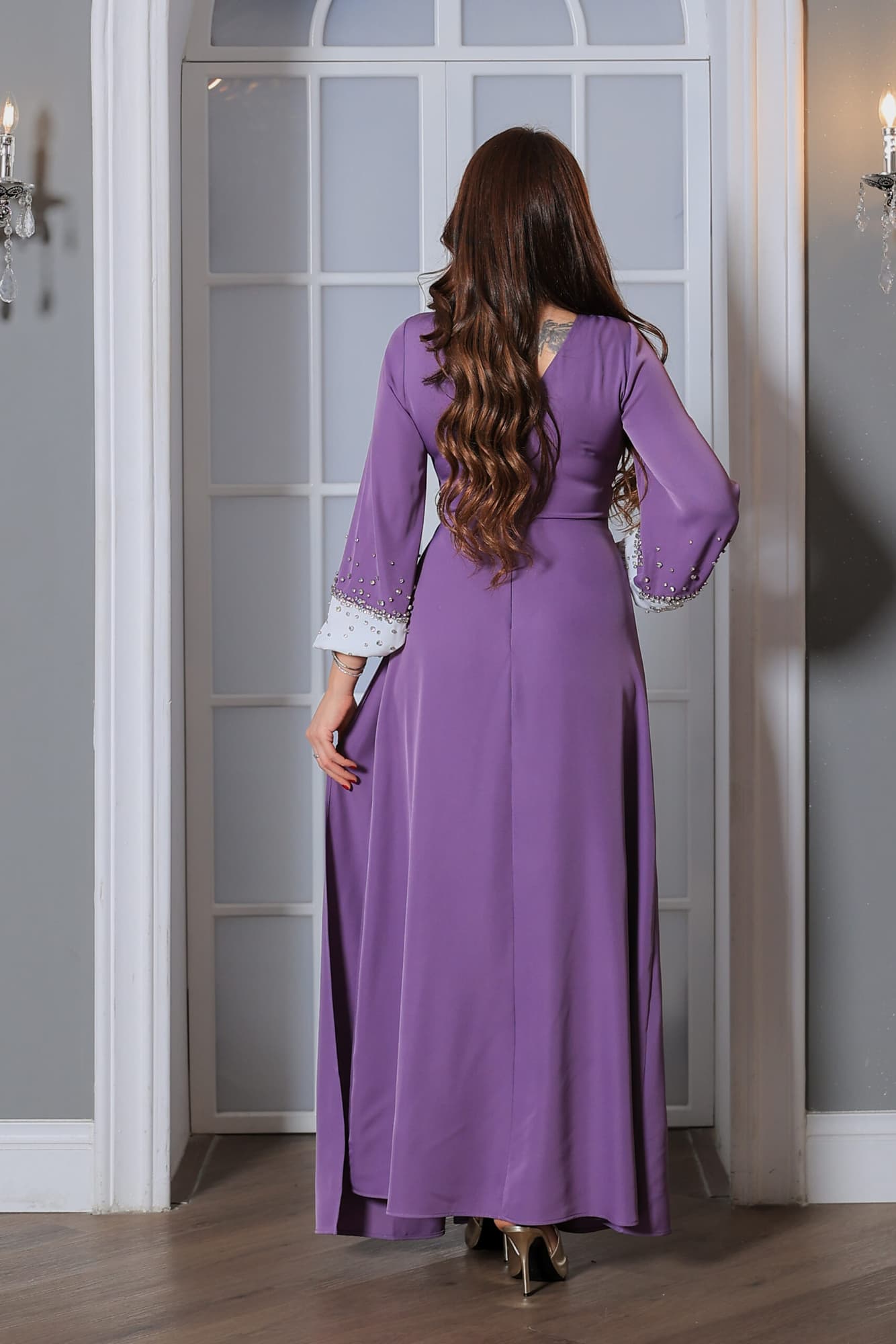 فستان طويل وأنيق يتميز بتصميم راقٍ وجذاب