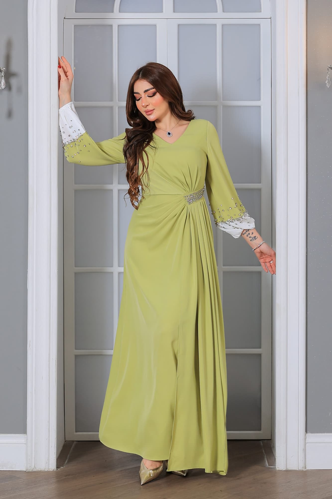 فستان طويل وأنيق يتميز بتصميم راقٍ وجذاب