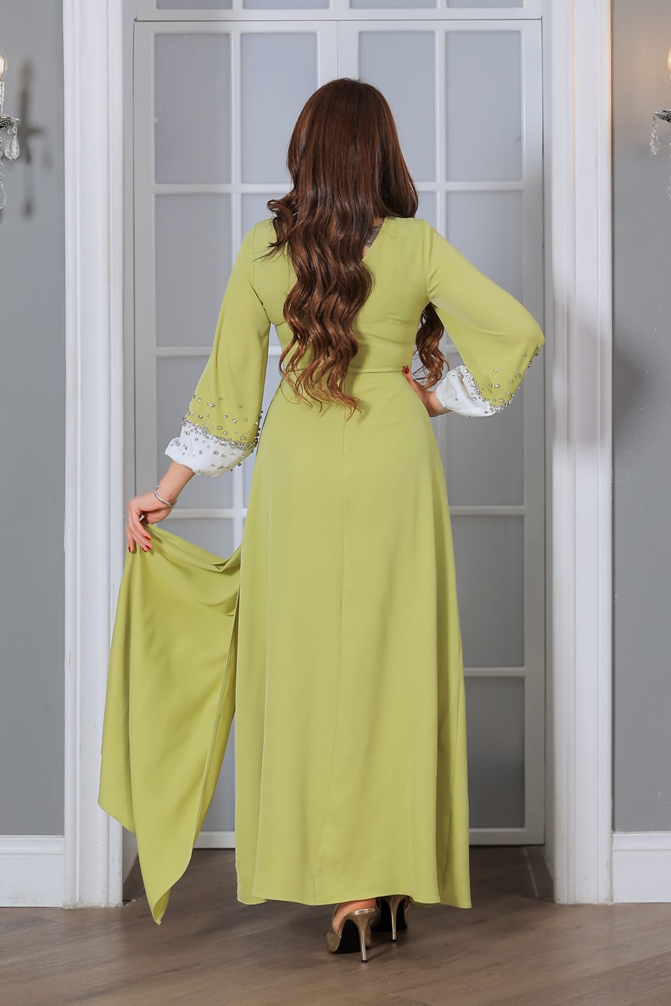 فستان طويل وأنيق يتميز بتصميم راقٍ وجذاب