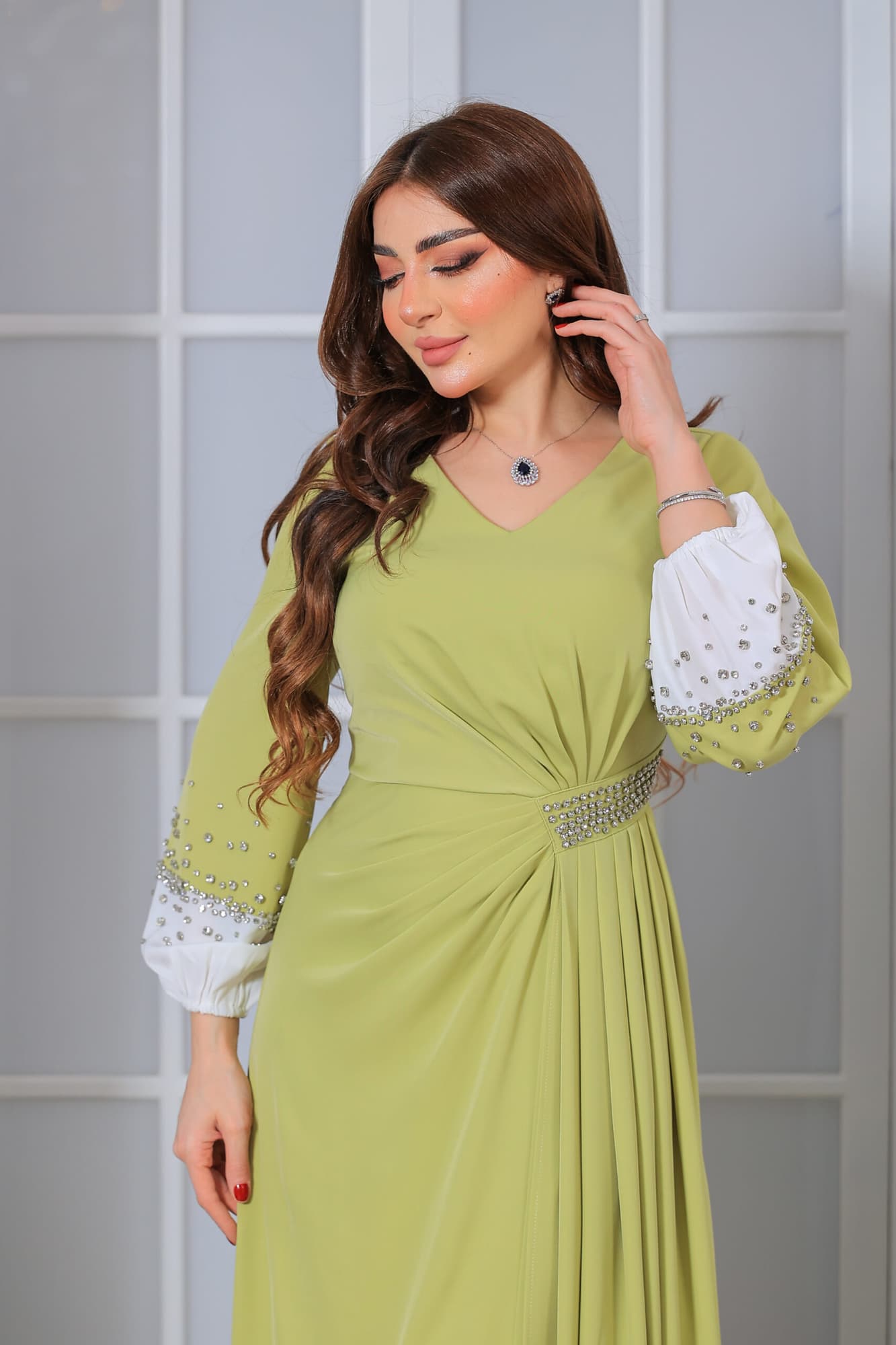 فستان طويل وأنيق يتميز بتصميم راقٍ وجذاب