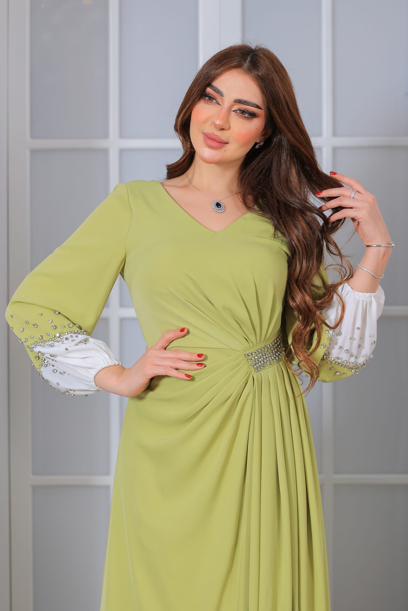 فستان طويل وأنيق يتميز بتصميم راقٍ وجذاب