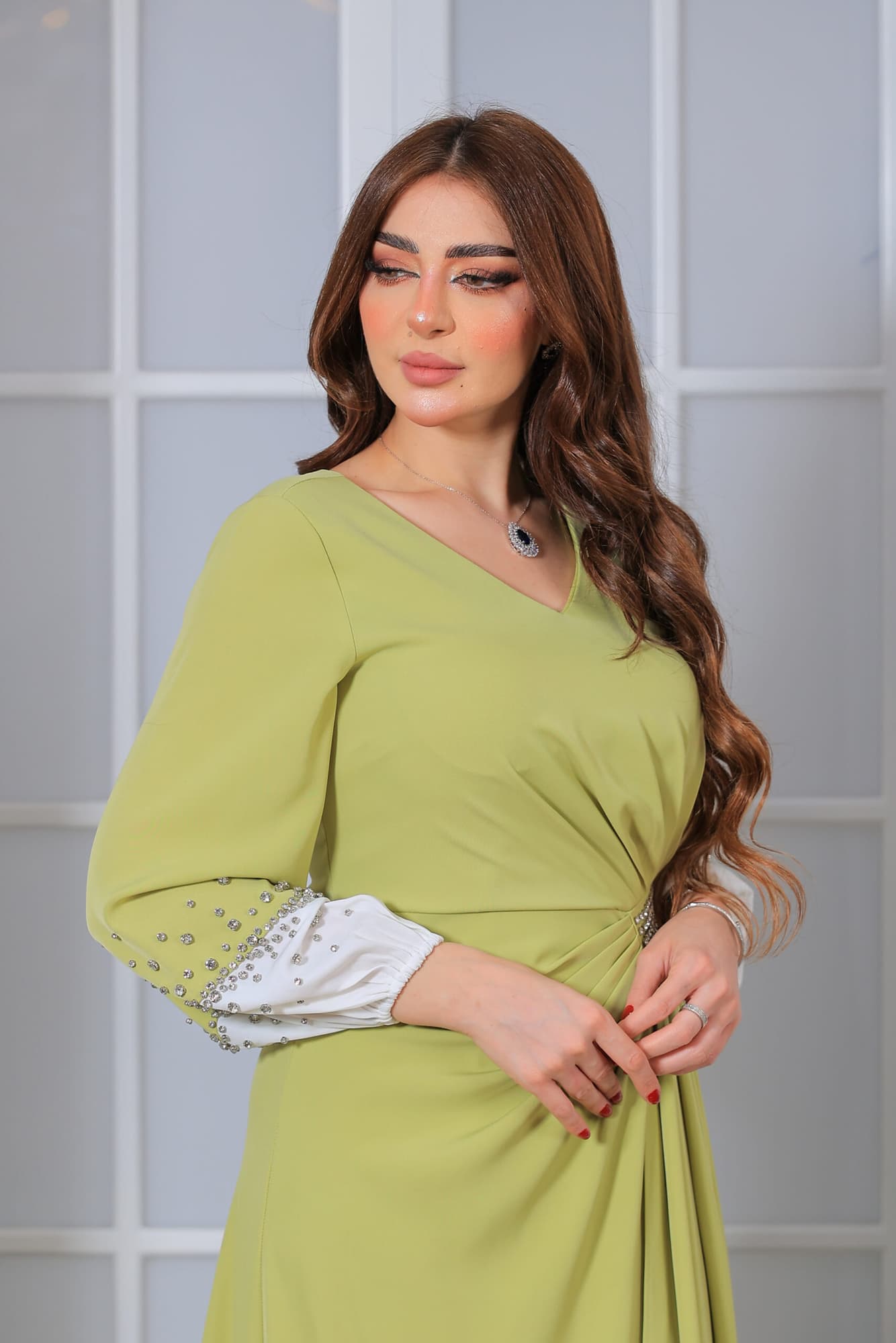 فستان طويل وأنيق يتميز بتصميم راقٍ وجذاب