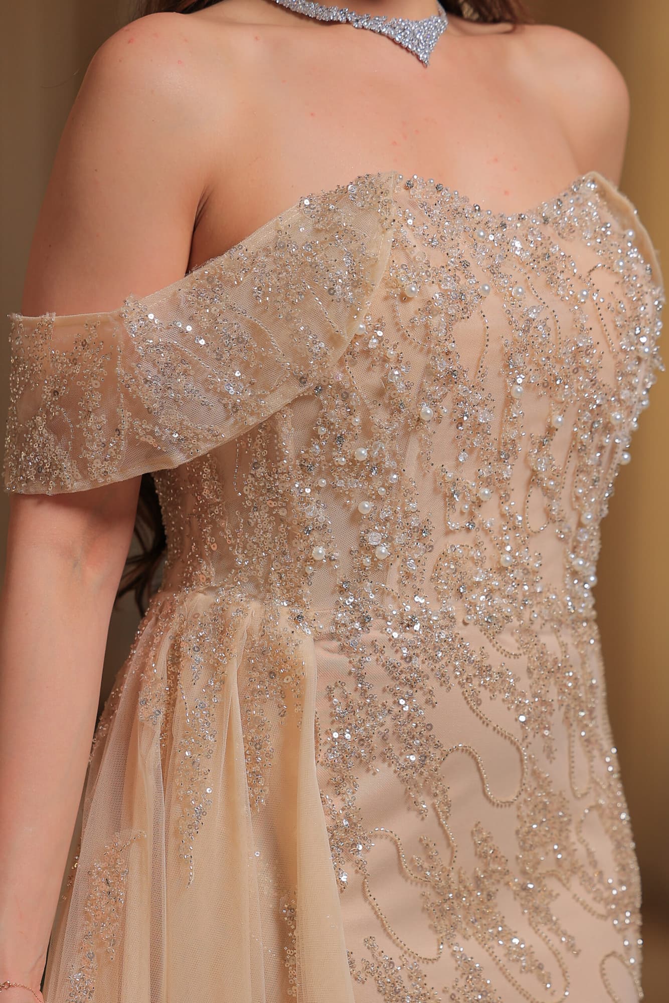 فستان سهرة فاخر بتصميم ملكي، يجمع بين النعومة والرقي بيج