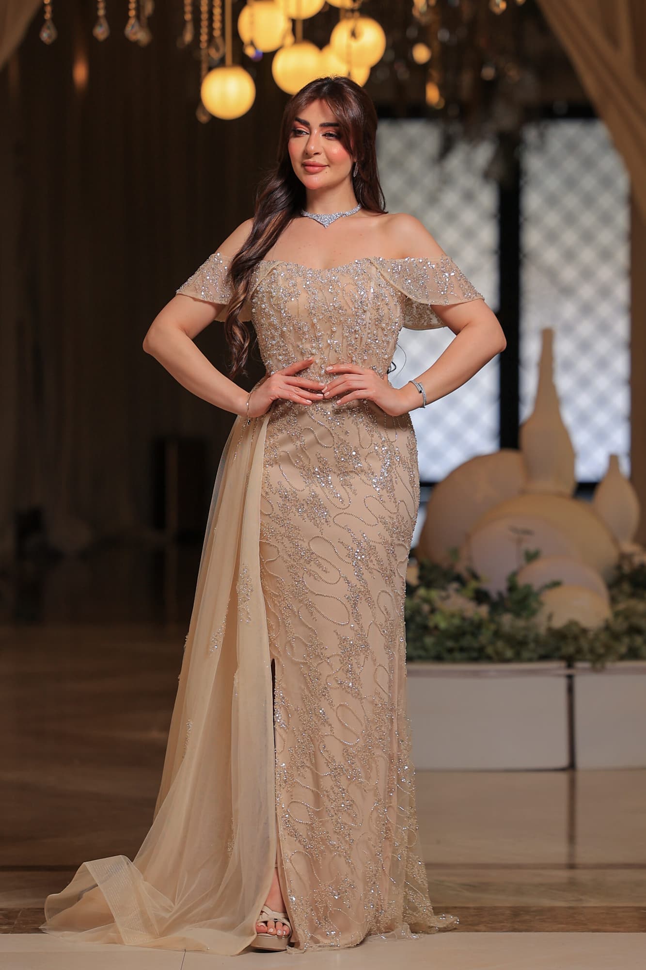 فستان سهرة فاخر بتصميم ملكي، يجمع بين النعومة والرقي