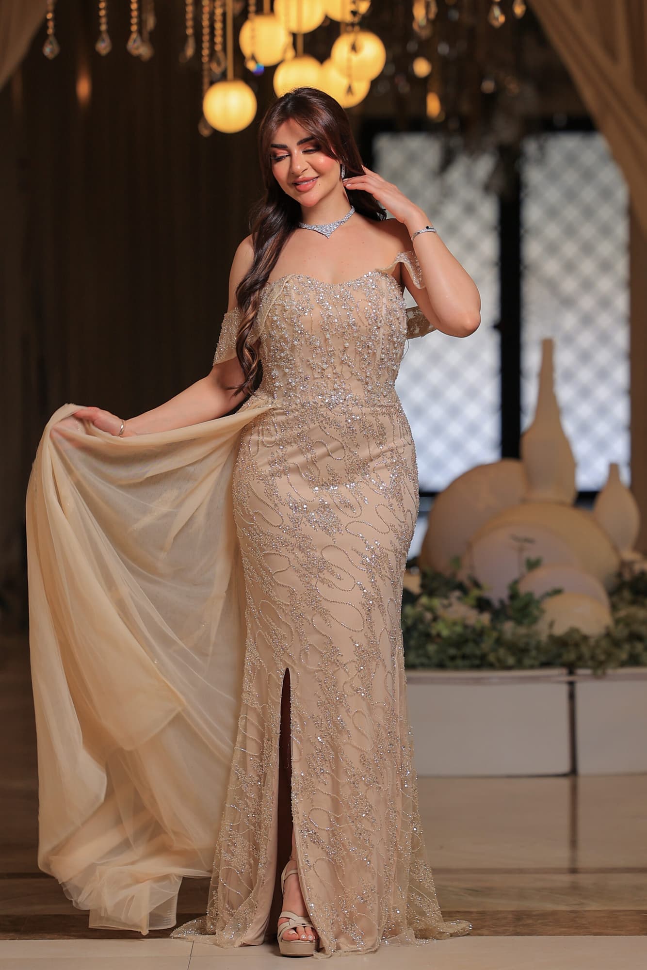 فستان سهرة فاخر بتصميم ملكي، يجمع بين النعومة والرقي