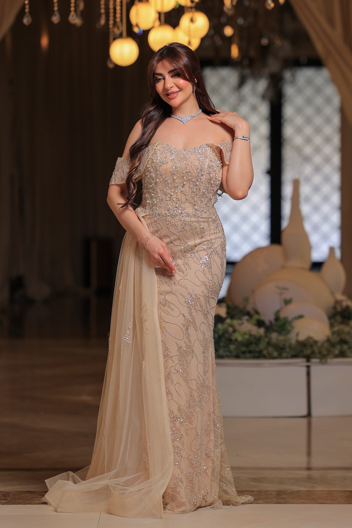 فستان سهرة فاخر بتصميم ملكي، يجمع بين النعومة والرقي