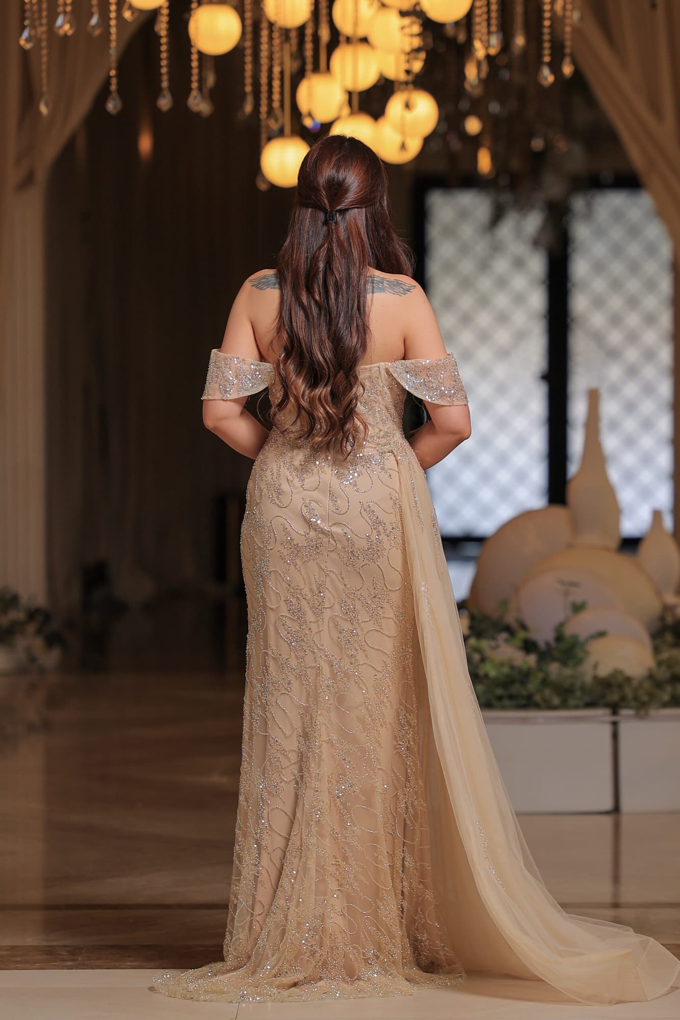 فستان سهرة فاخر بتصميم ملكي، يجمع بين النعومة والرقي