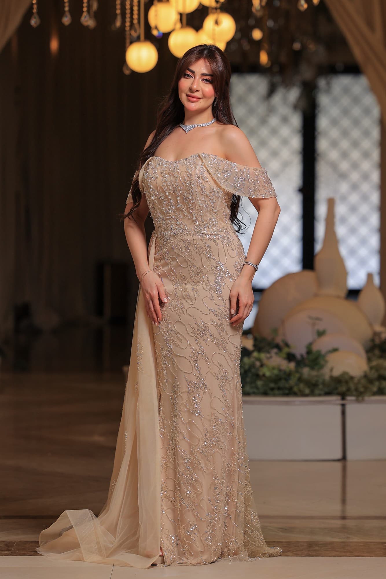 فستان سهرة فاخر بتصميم ملكي، يجمع بين النعومة والرقي