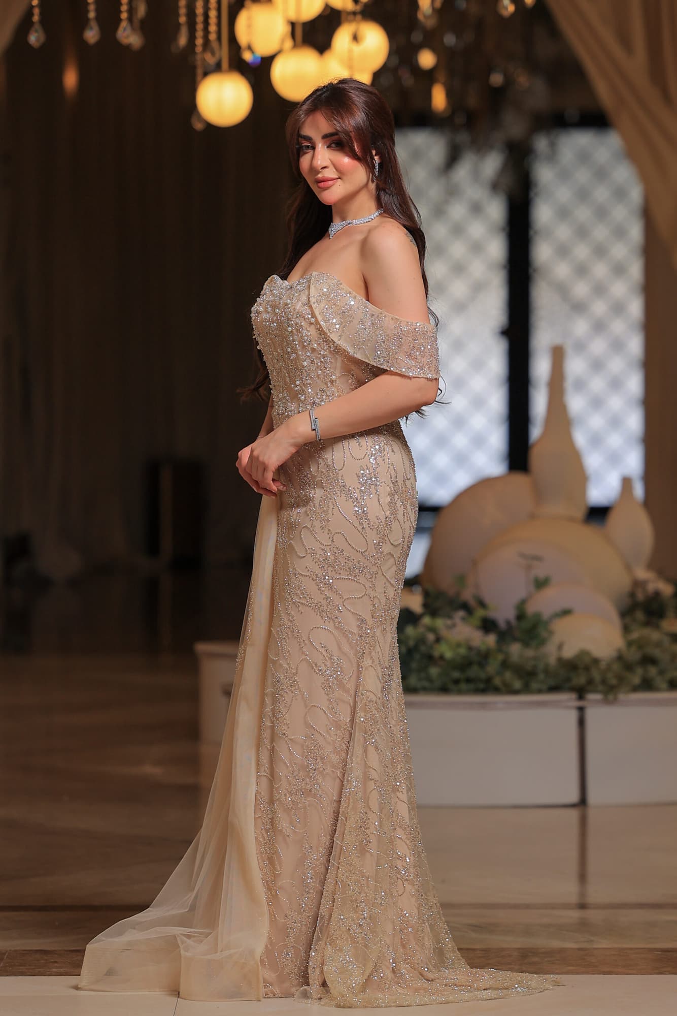 فستان سهرة فاخر بتصميم ملكي، يجمع بين النعومة والرقي