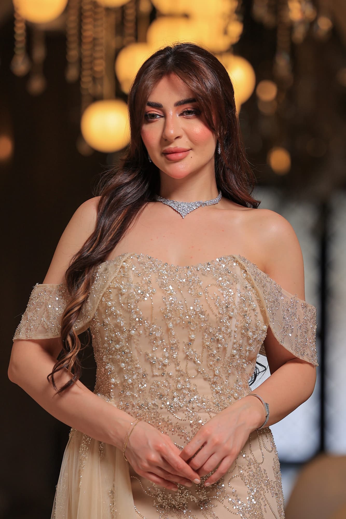 فستان سهرة فاخر بتصميم ملكي، يجمع بين النعومة والرقي