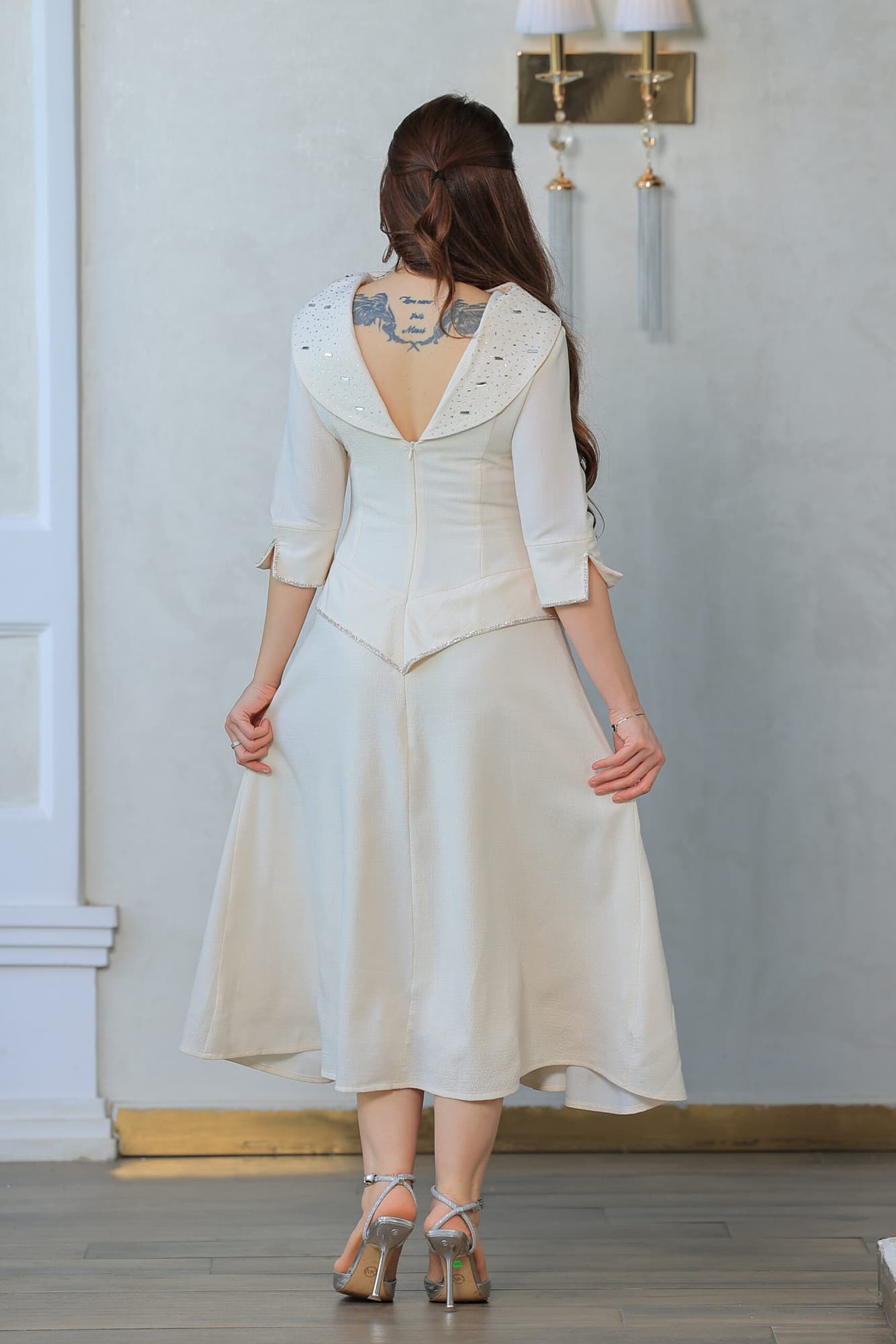 فستان فاخر يعكس سحر البساطة الممزوجة بالأناقة