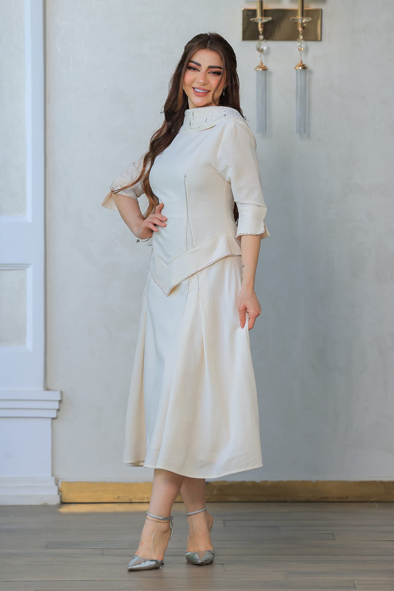 فستان فاخر يعكس سحر البساطة الممزوجة بالأناقة