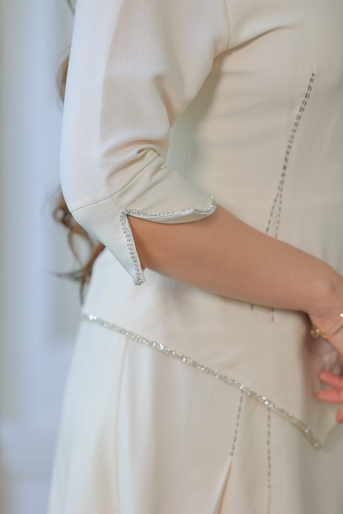 فستان فاخر يعكس سحر البساطة الممزوجة بالأناقة