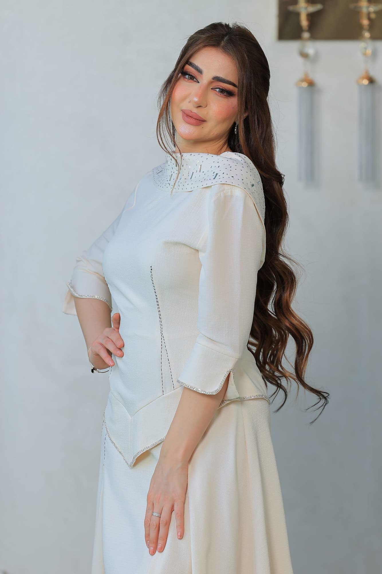 فستان فاخر يعكس سحر البساطة الممزوجة بالأناقة