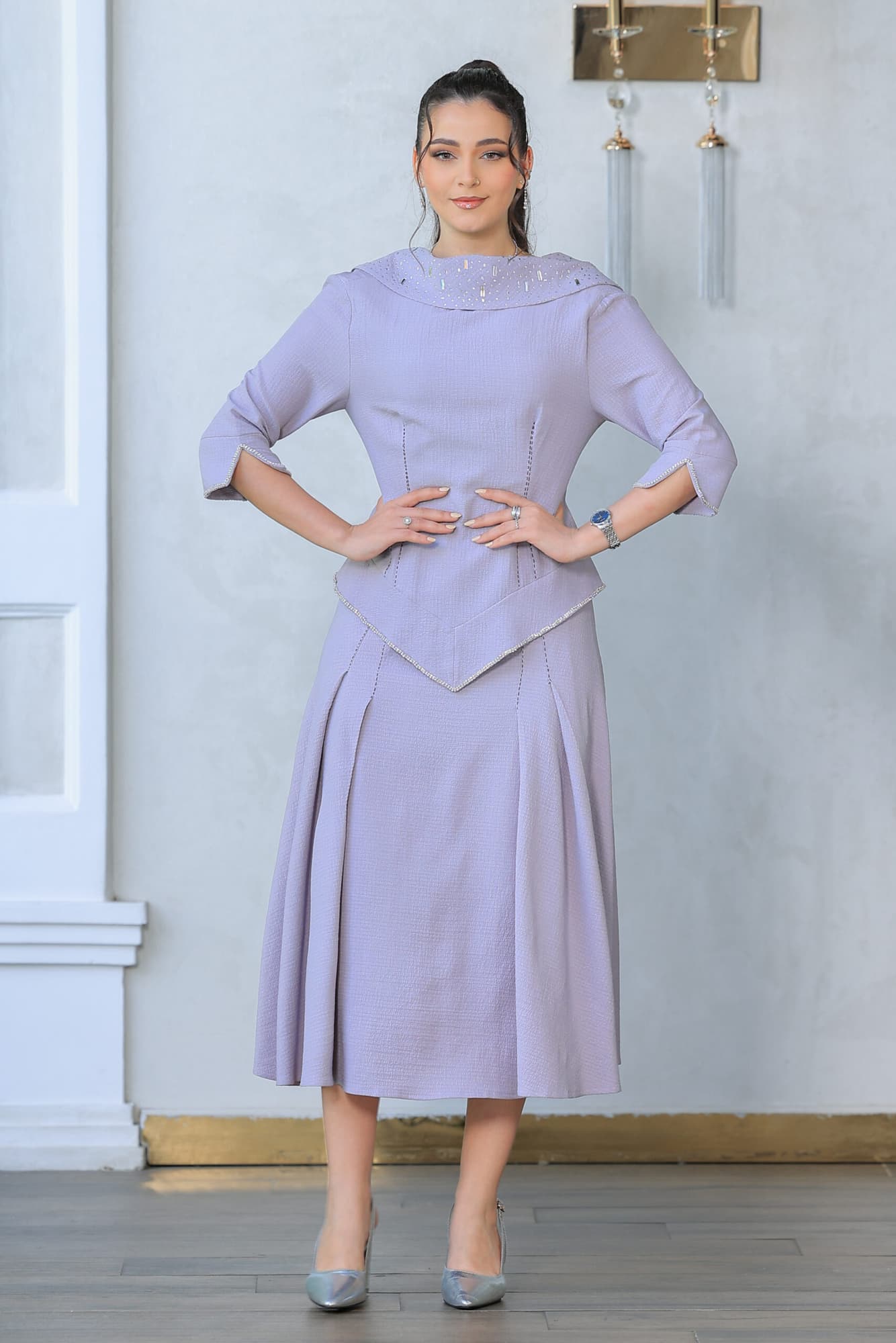 فستان فاخر يعكس سحر البساطة الممزوجة بالأناقة