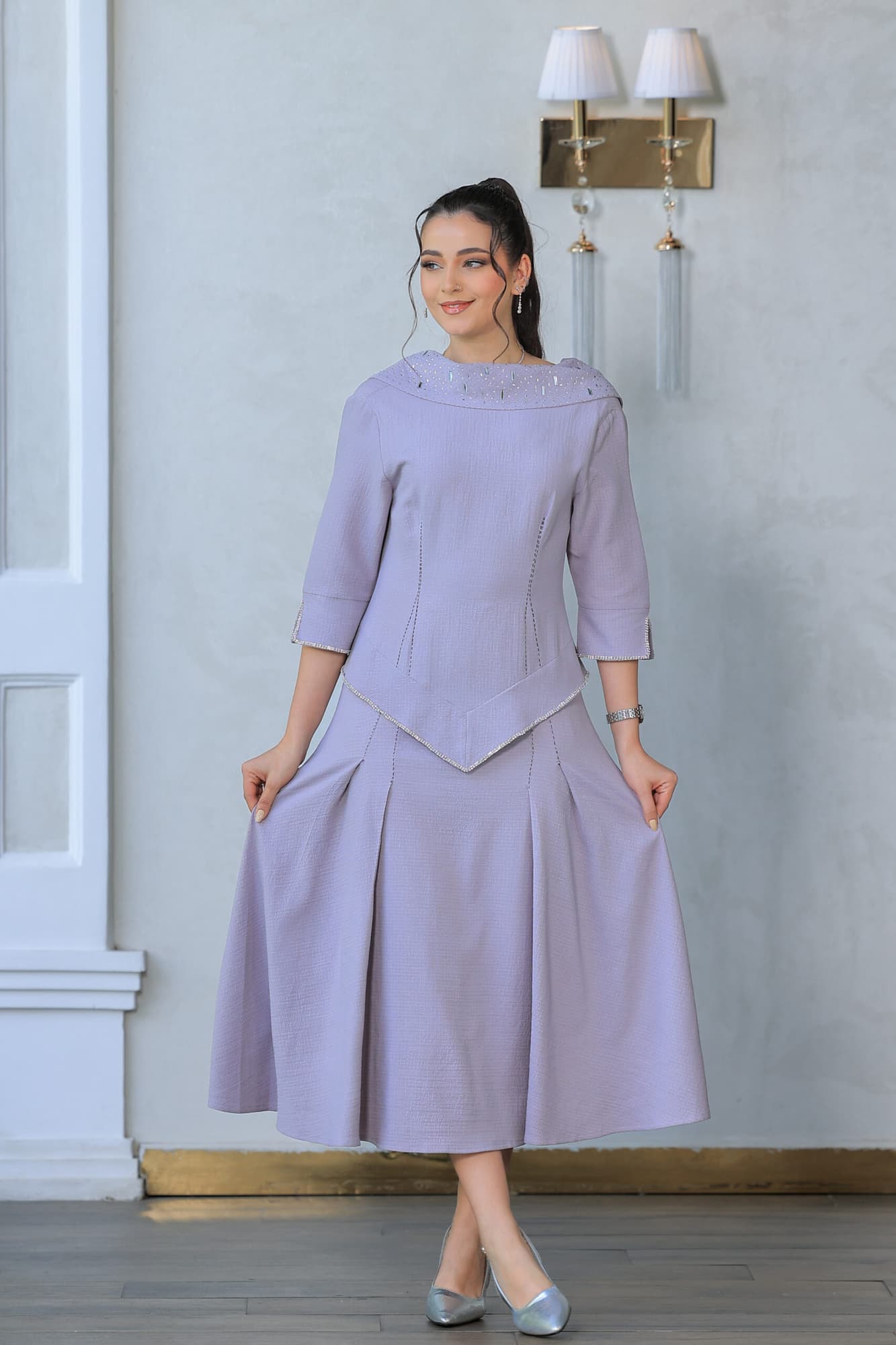 فستان فاخر يعكس سحر البساطة الممزوجة بالأناقة