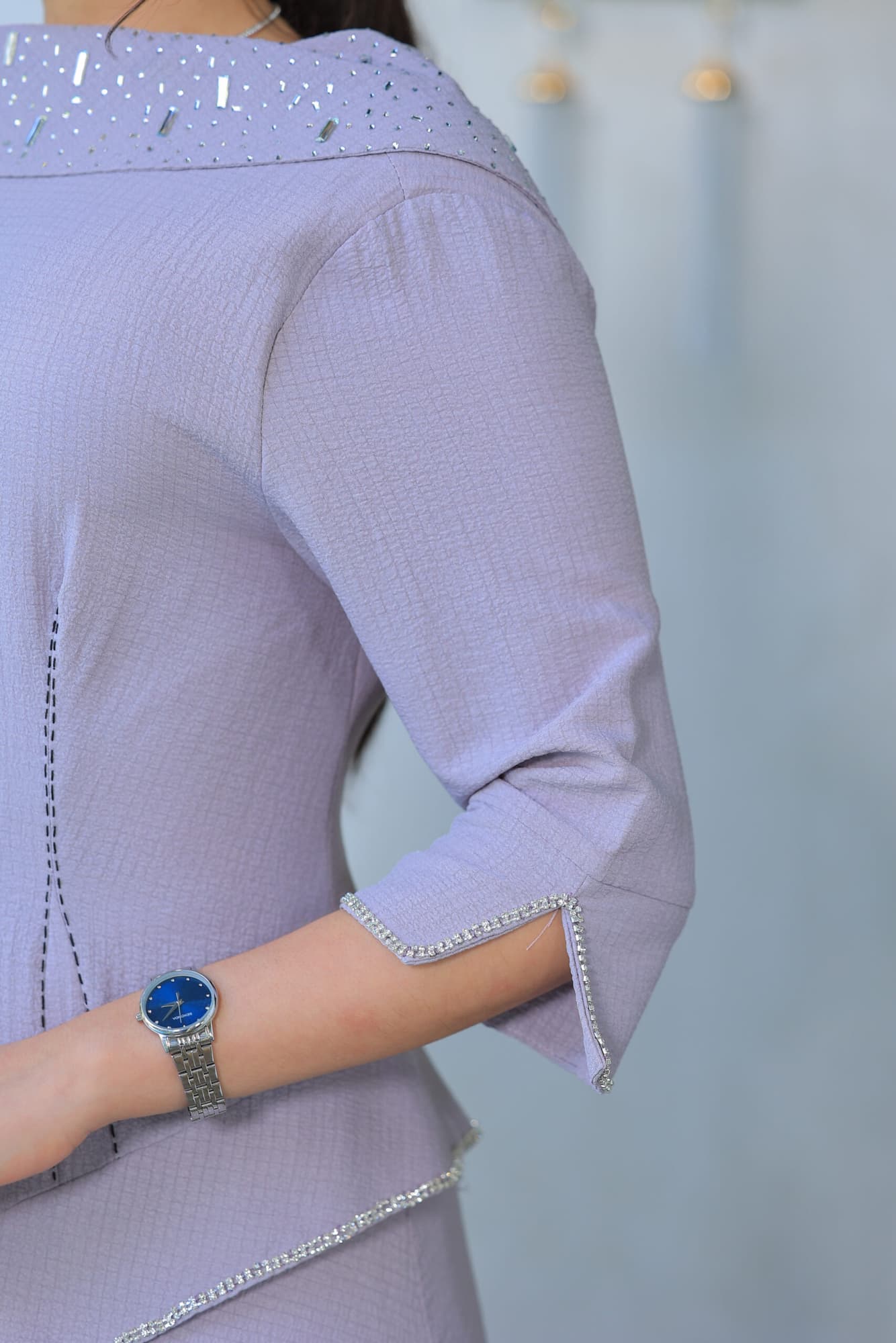 فستان فاخر يعكس سحر البساطة الممزوجة بالأناقة