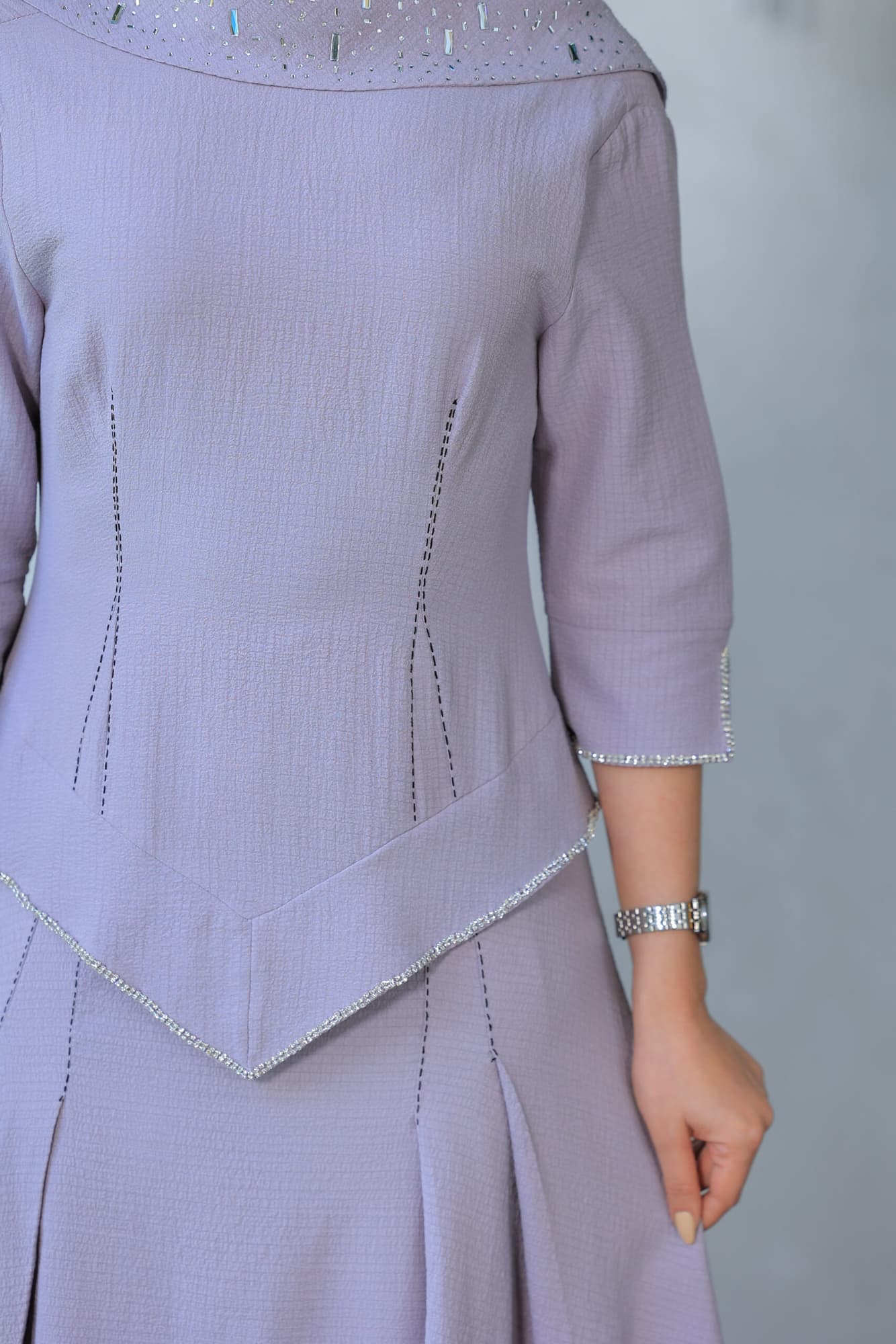 فستان فاخر يعكس سحر البساطة الممزوجة بالأناقة