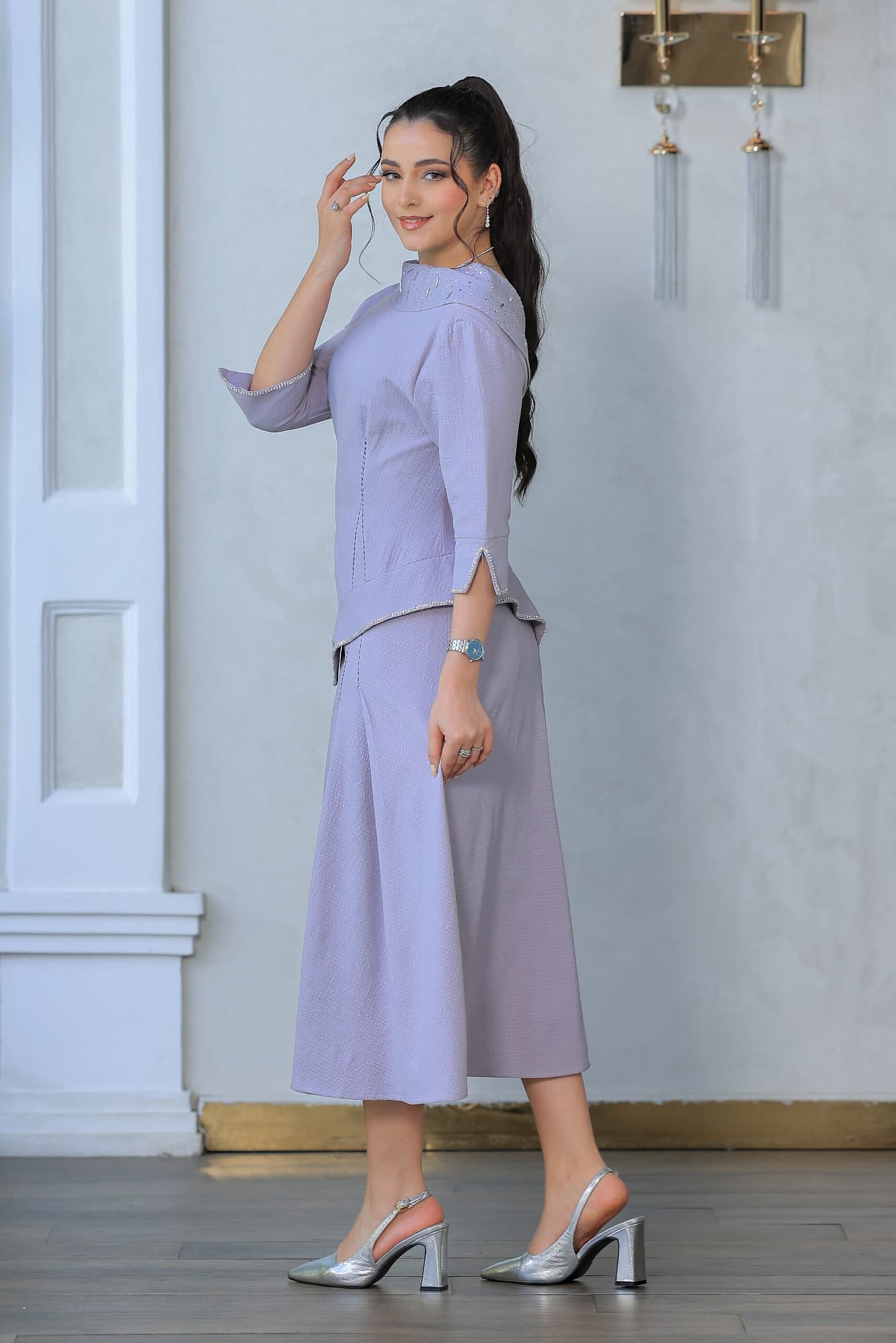 فستان فاخر يعكس سحر البساطة الممزوجة بالأناقة