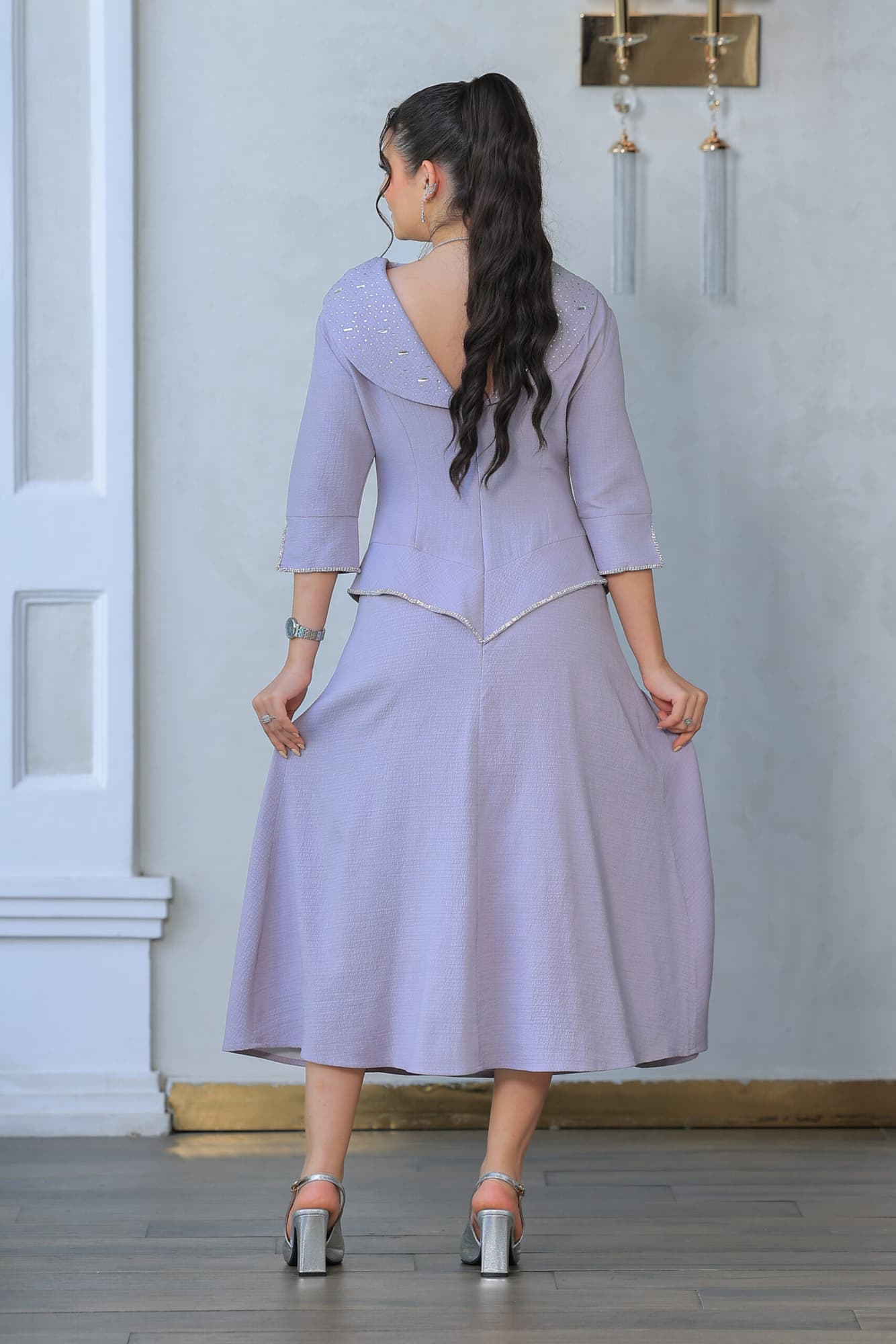 فستان فاخر يعكس سحر البساطة الممزوجة بالأناقة