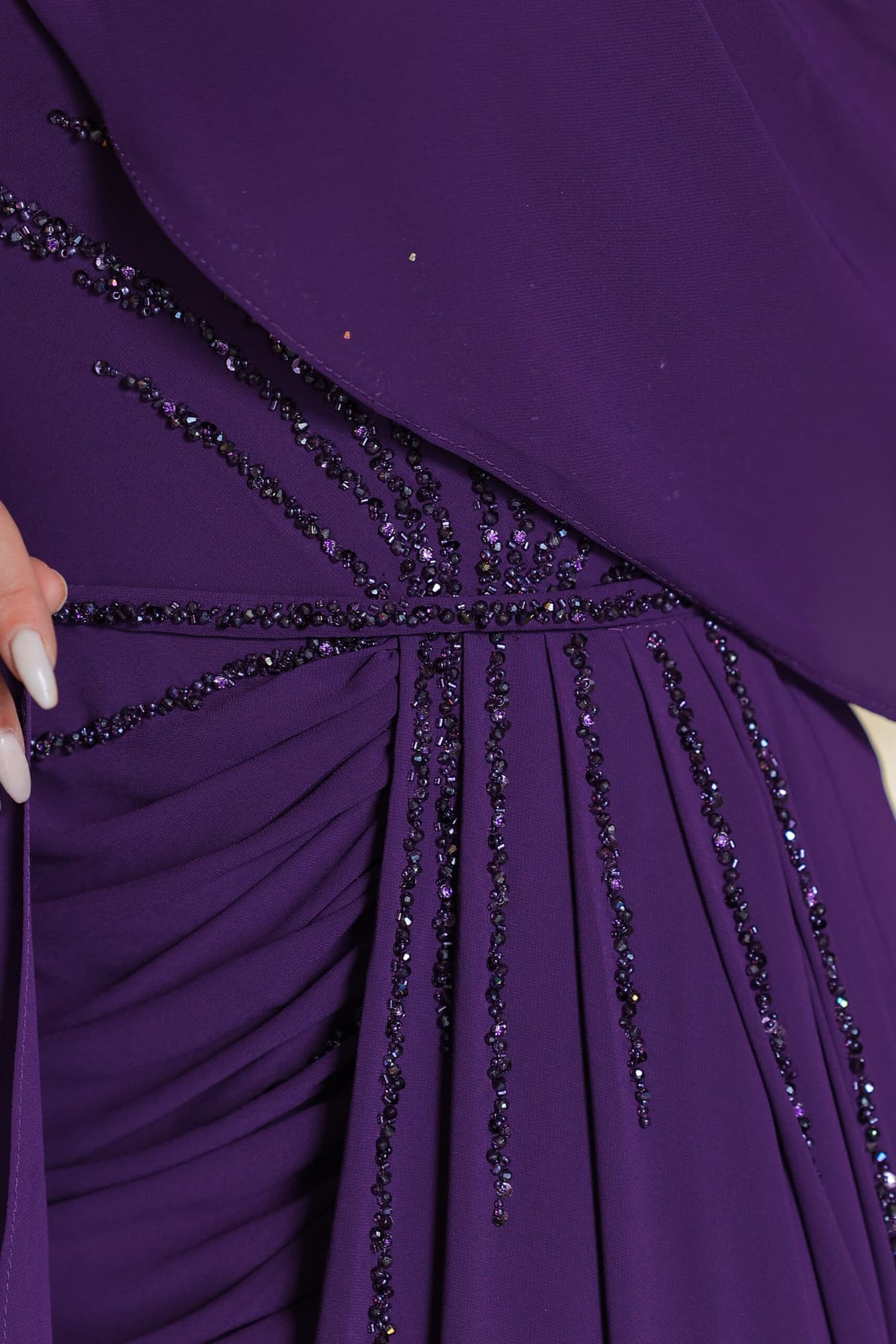 فستان سهرة بكم منسدل مزين بالكرستالات موف غامق