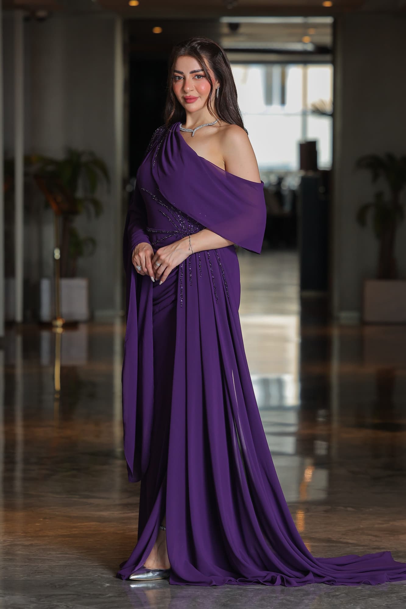 فستان سهرة بكم منسدل مزين بالكرستالات