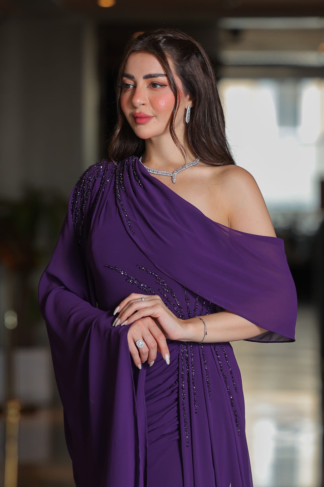 فستان سهرة بكم منسدل مزين بالكرستالات