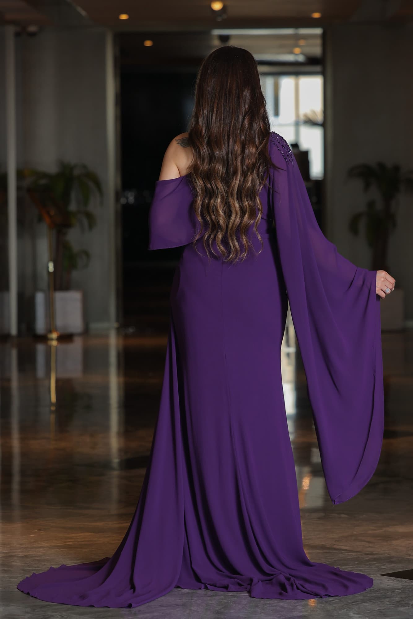 فستان سهرة بكم منسدل مزين بالكرستالات