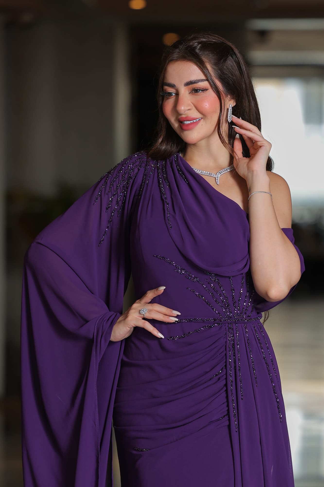 فستان سهرة بكم منسدل مزين بالكرستالات