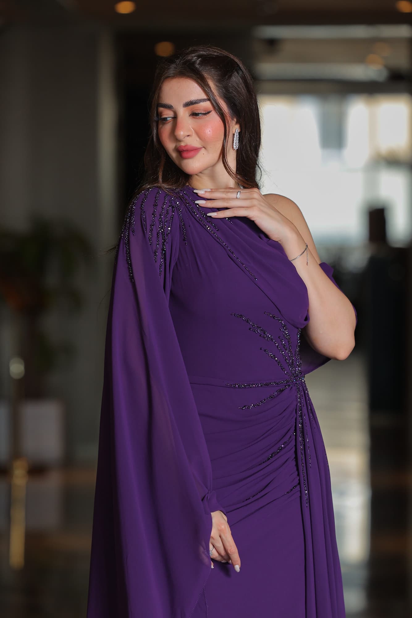 فستان سهرة بكم منسدل مزين بالكرستالات