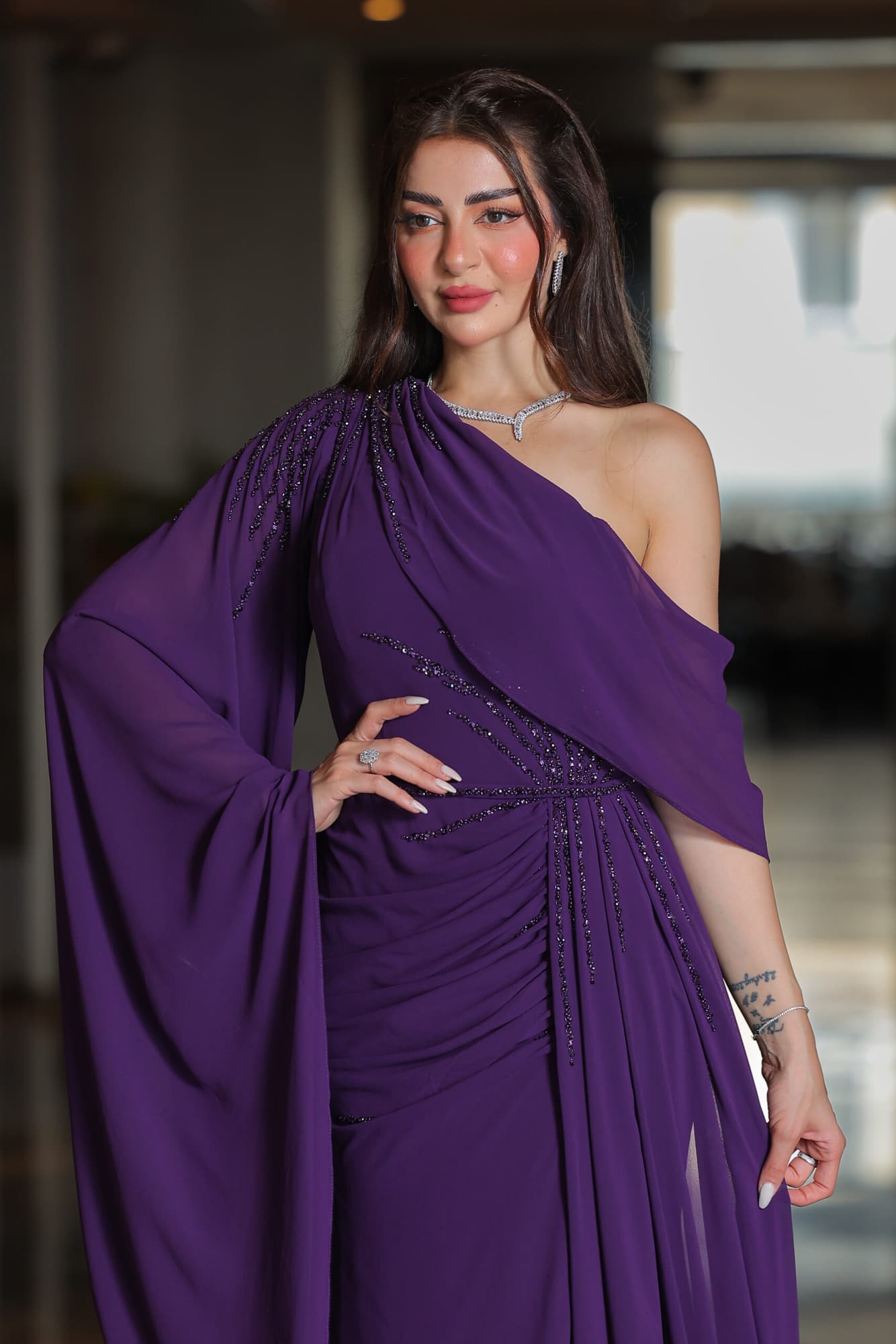 فستان سهرة بكم منسدل مزين بالكرستالات