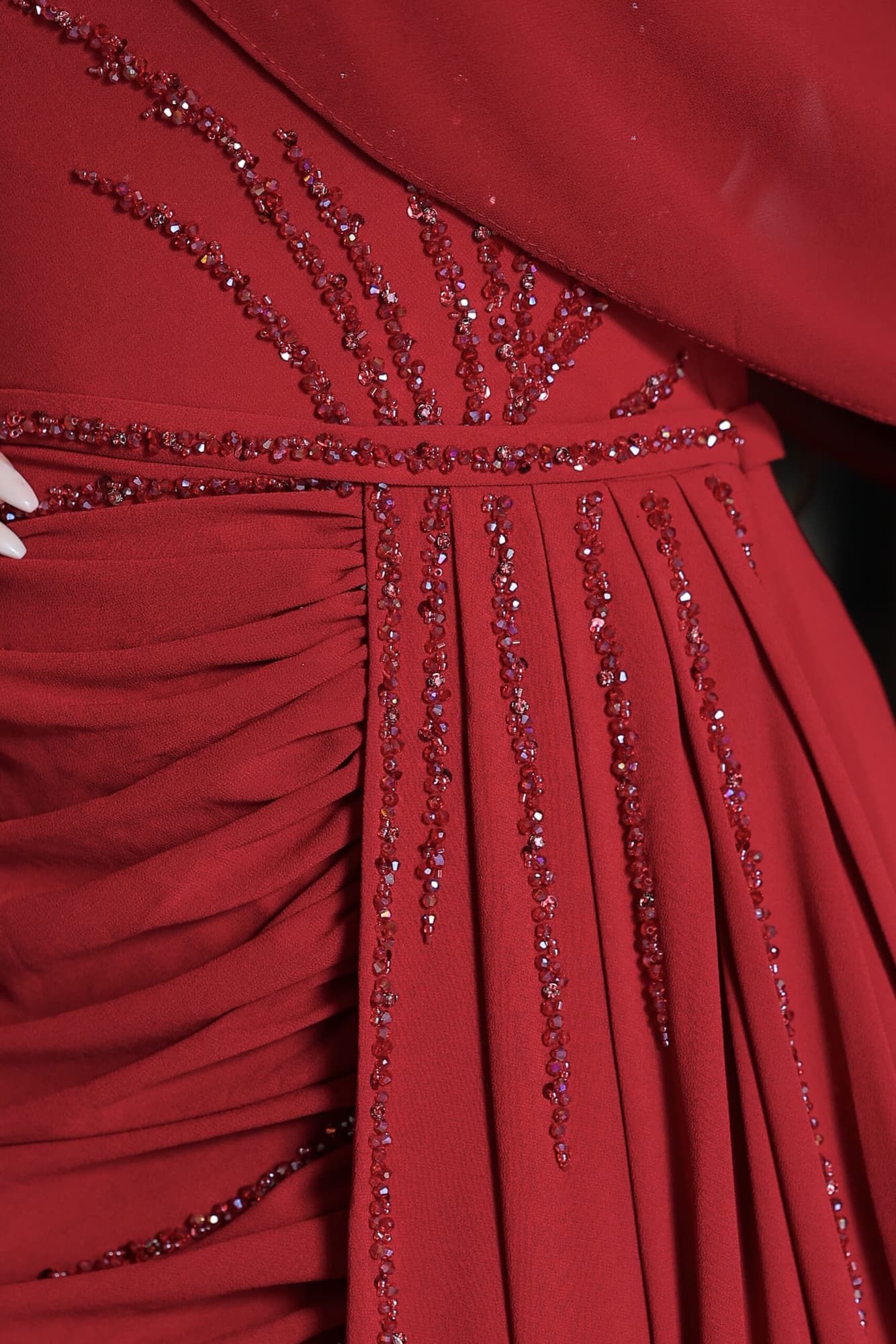 فستان سهرة بكم منسدل مزين بالكرستالات عودي