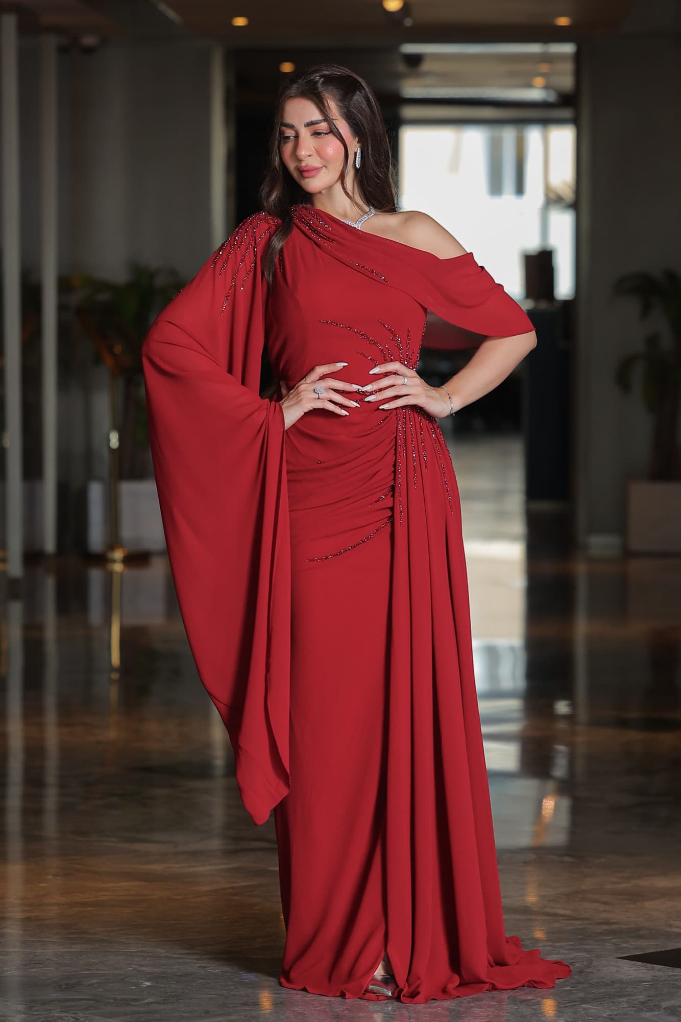 فستان سهرة بكم منسدل مزين بالكرستالات