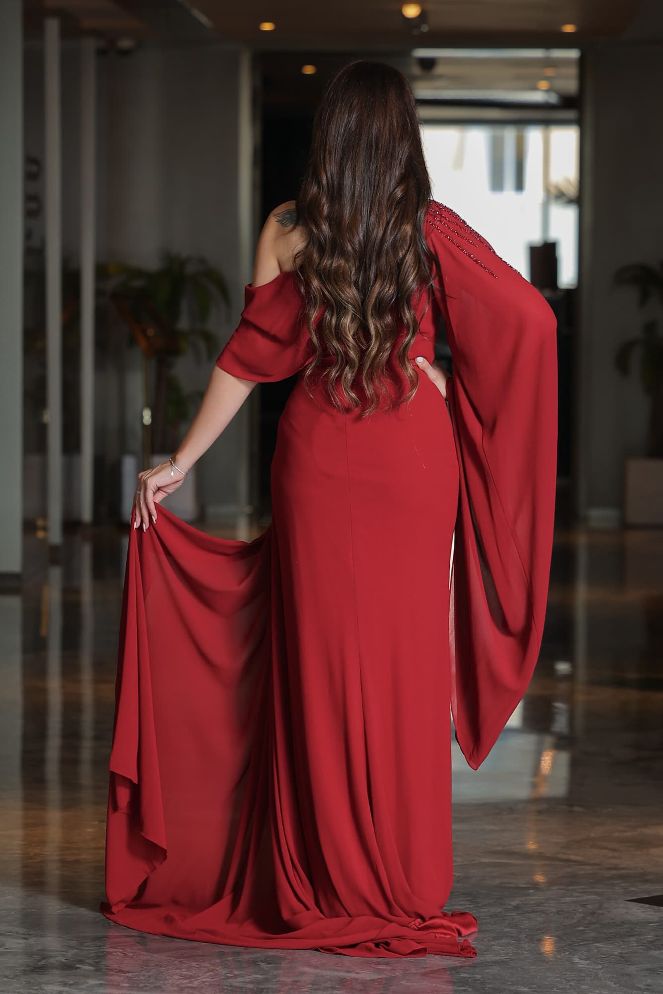 فستان سهرة بكم منسدل مزين بالكرستالات