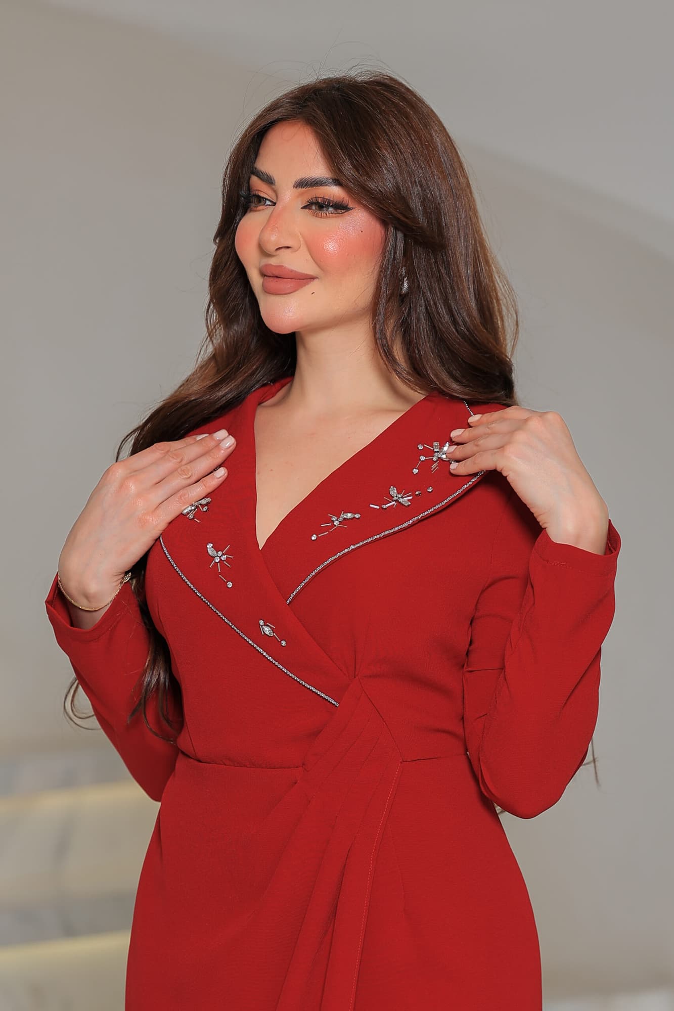 فستان أنيق مع ياقة عريضة مُزينة بتطريز ناعم