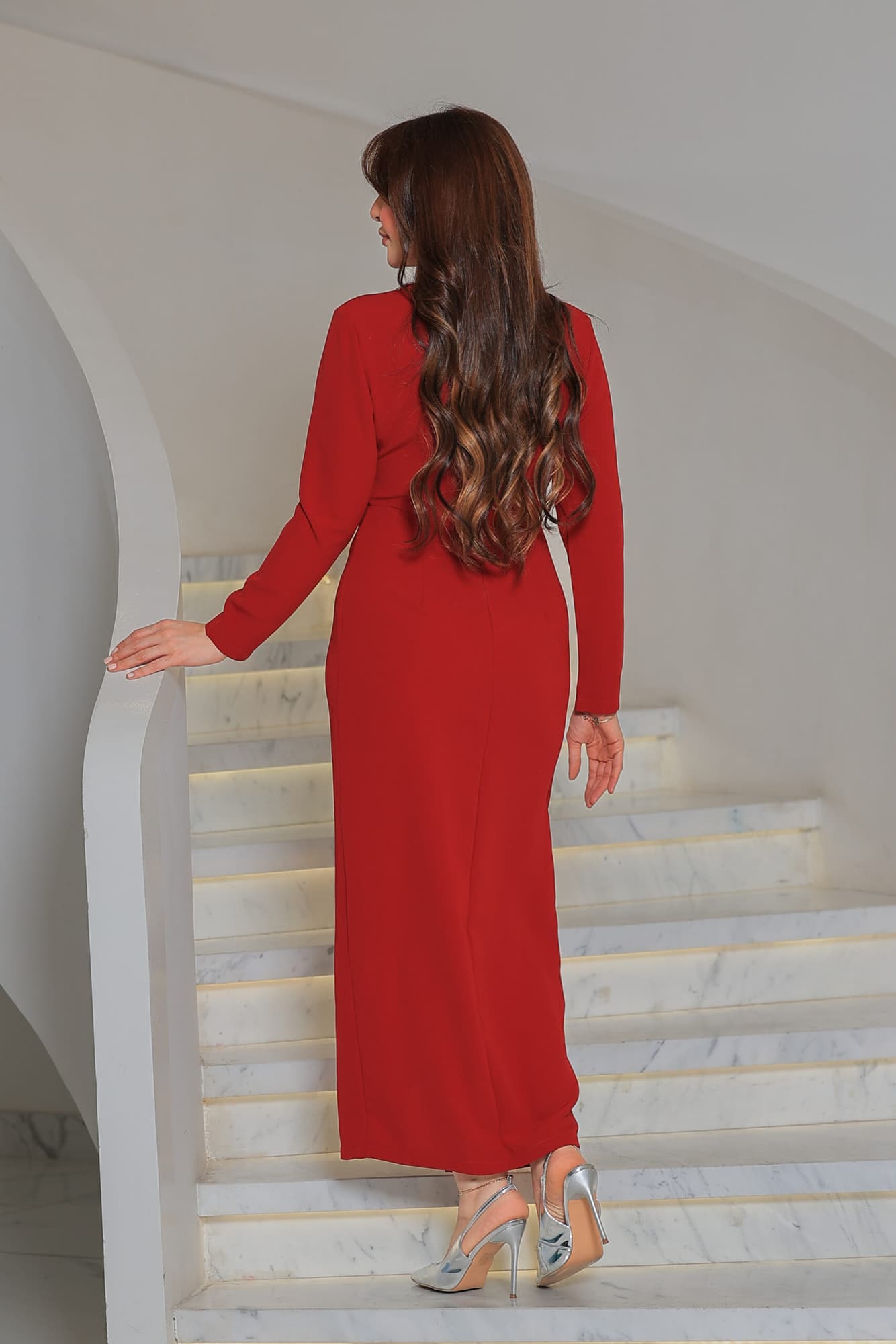 فستان أنيق مع ياقة عريضة مُزينة بتطريز ناعم