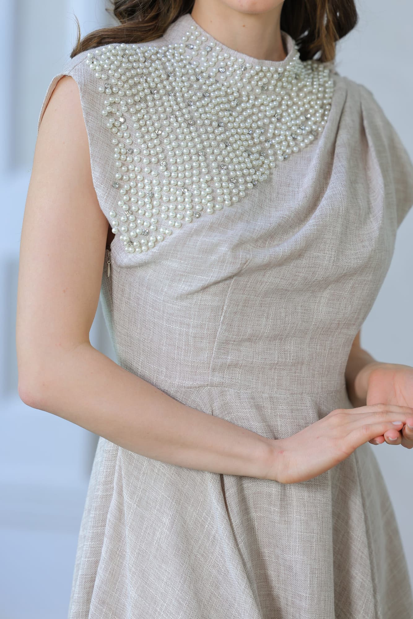 فستان أنيق  مع لمسات لؤلؤية راقية عند الرقبة بيج