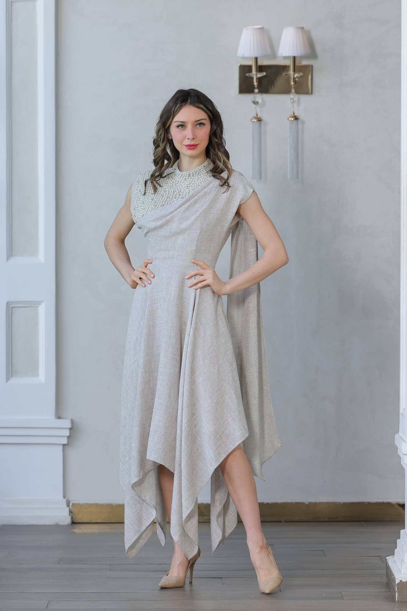 فستان أنيق  مع لمسات لؤلؤية راقية عند الرقبة