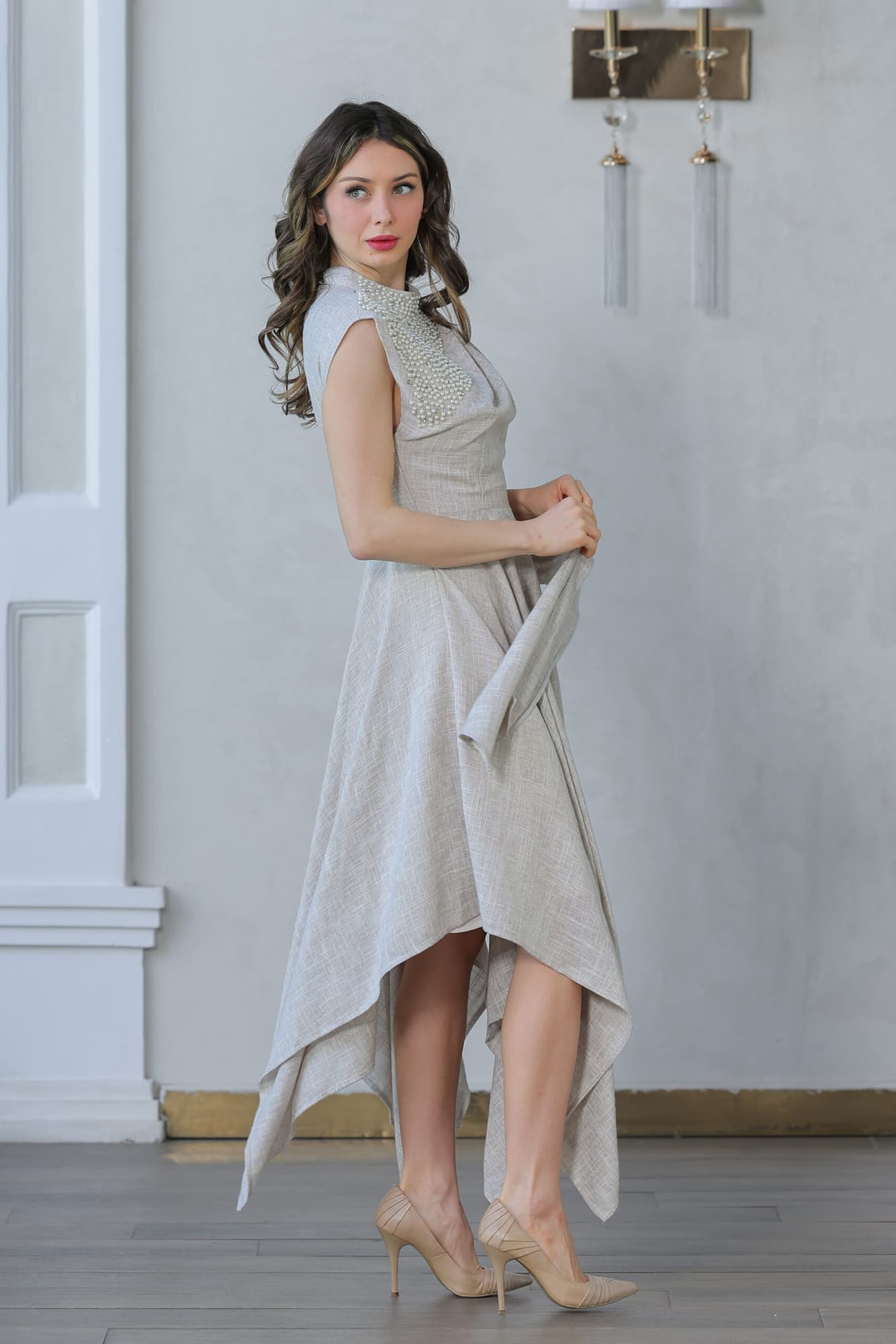 فستان أنيق  مع لمسات لؤلؤية راقية عند الرقبة