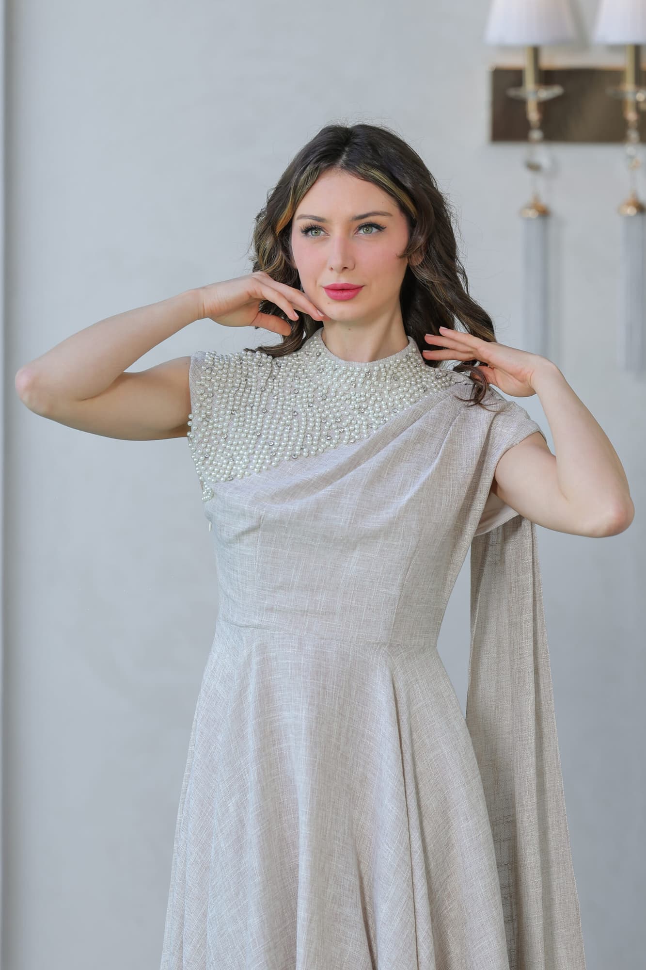 فستان أنيق  مع لمسات لؤلؤية راقية عند الرقبة
