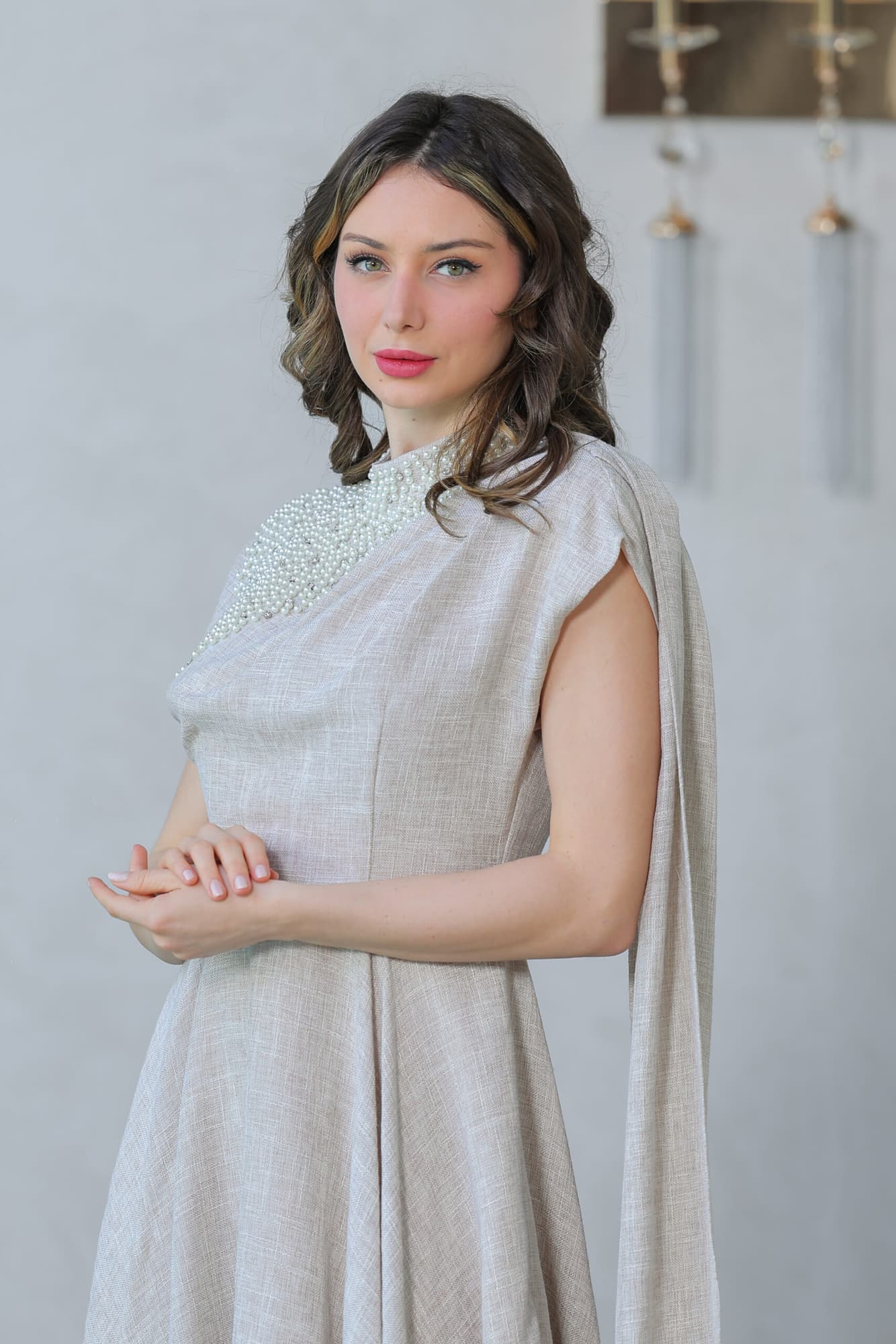 فستان أنيق  مع لمسات لؤلؤية راقية عند الرقبة